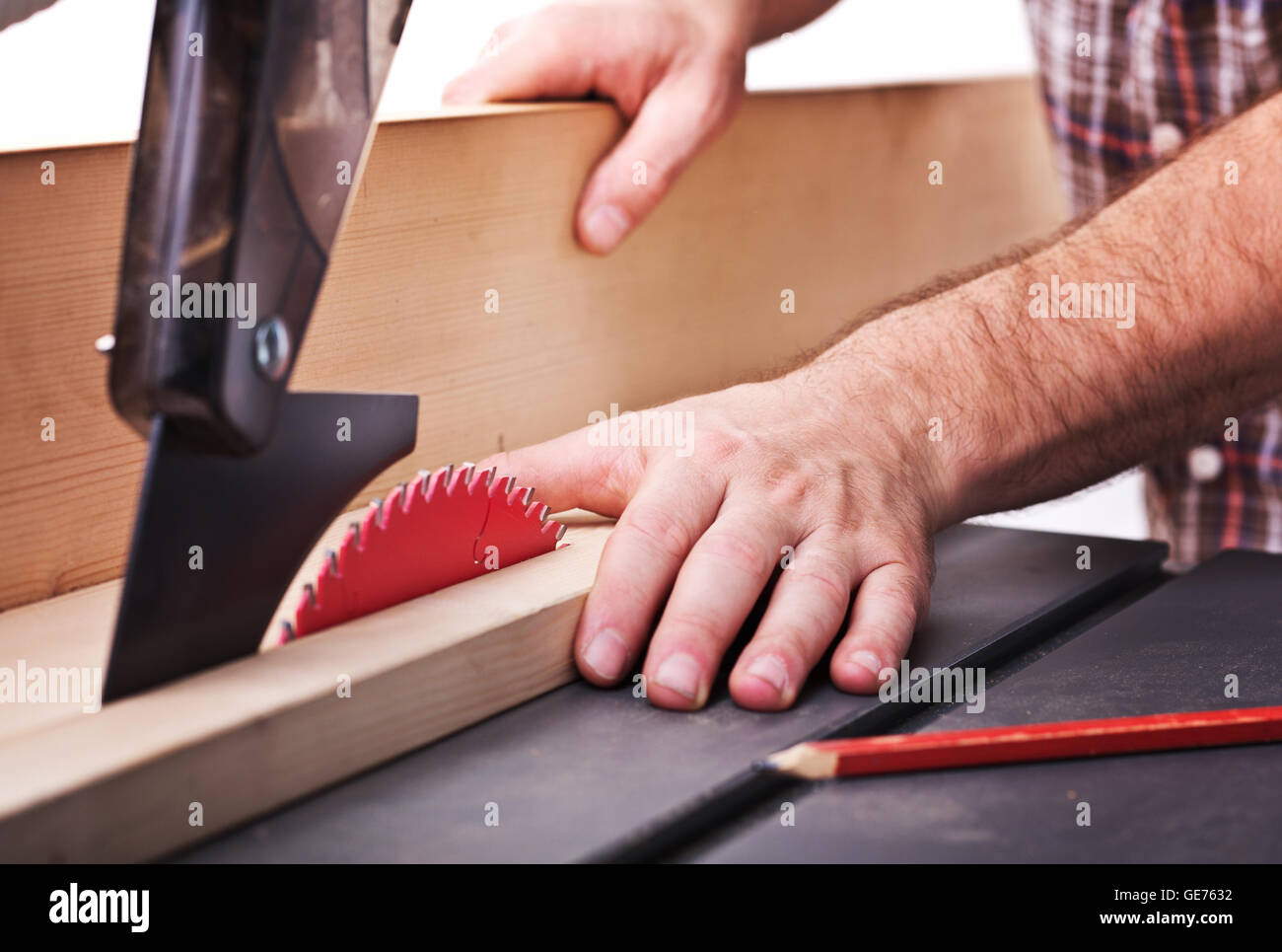 Detail der Tisch sah Klinge und menschliche Hand in gefährliche position Stockfoto