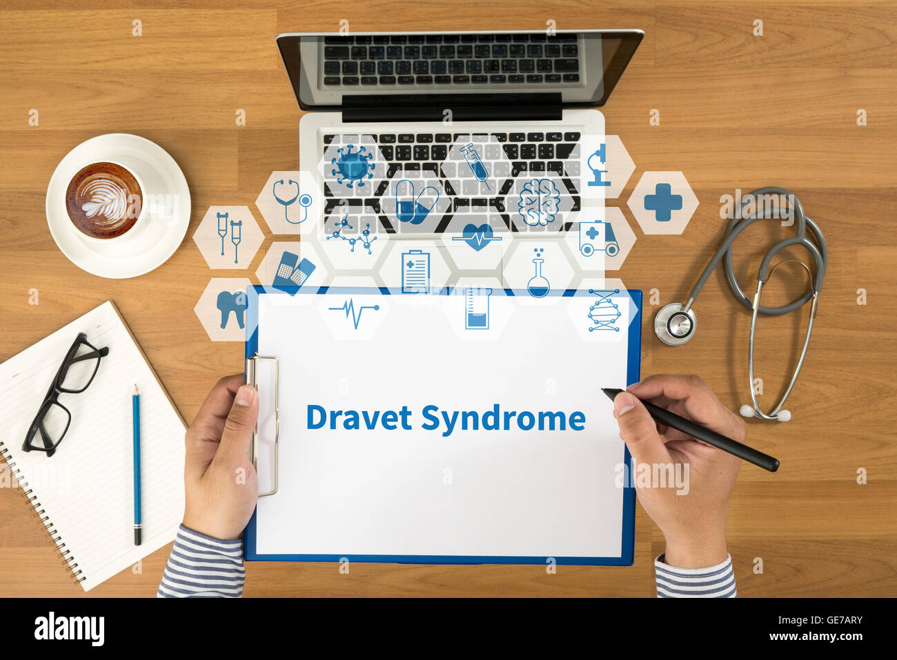 Dravet-Syndrom Draufsicht, Arzt schreiben medizinische Datensätze auf einem Klemmbrett, medizinische Geräte Stockfoto