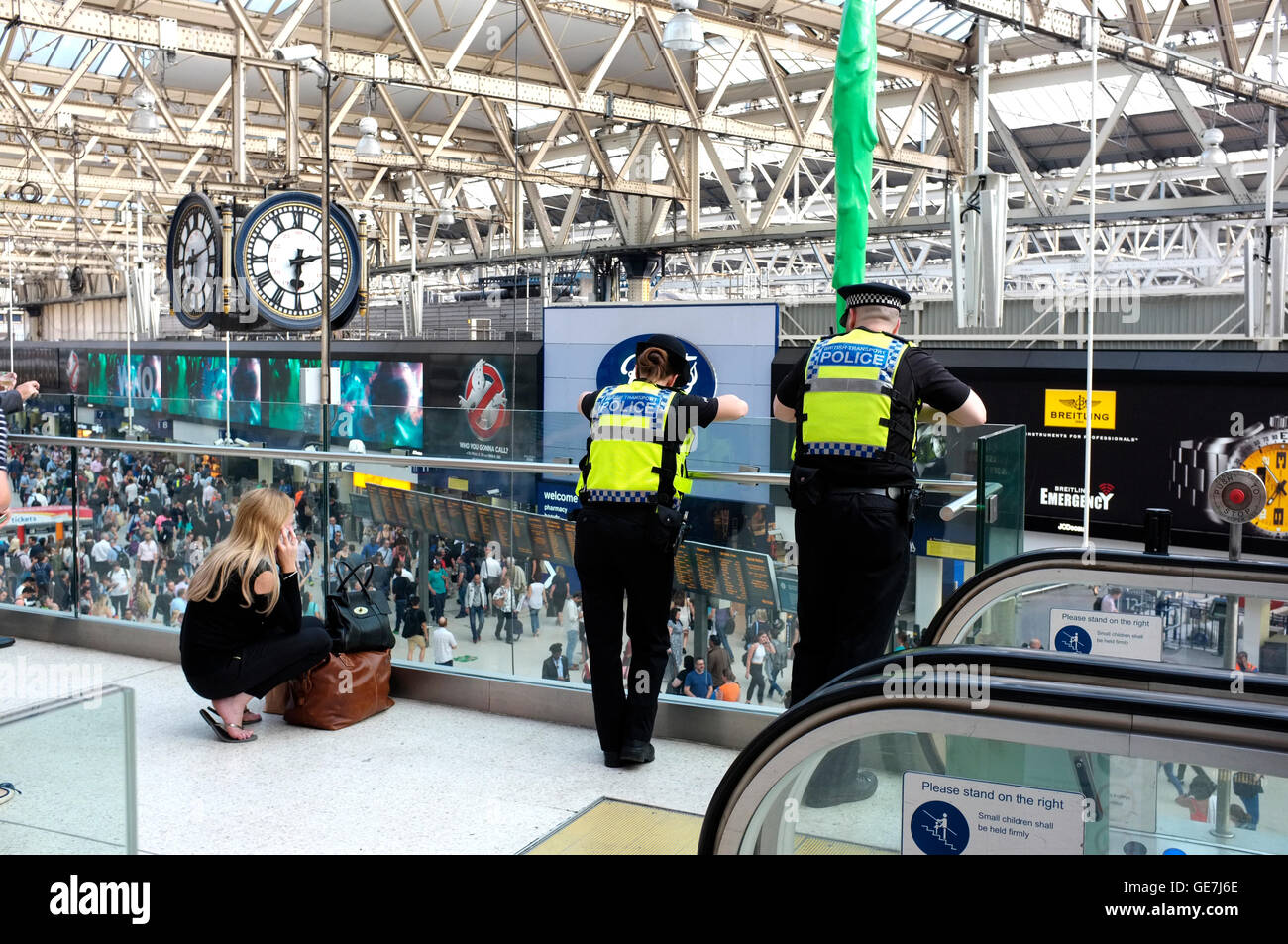 Sicherheit der Polizisten in London Waterloo Railway Station zentralen London uk Juli 2016 Stockfoto