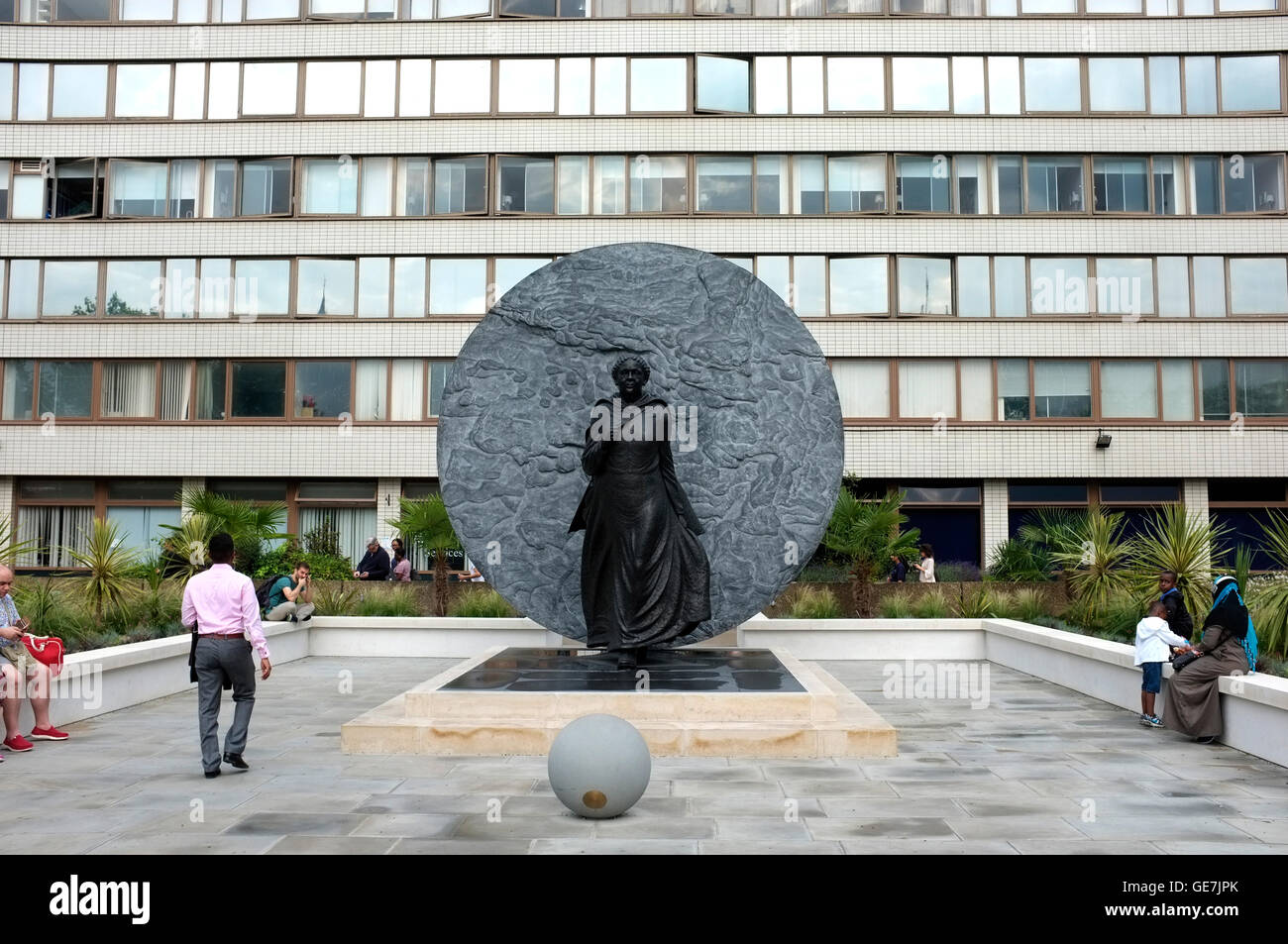 Statue von Pioneer Krankenschwester in der Krim Krieg Mary Seacole auf dem Gelände des St. Thomas' nhs Krankenhaus London uk Juli 2016 Stockfoto