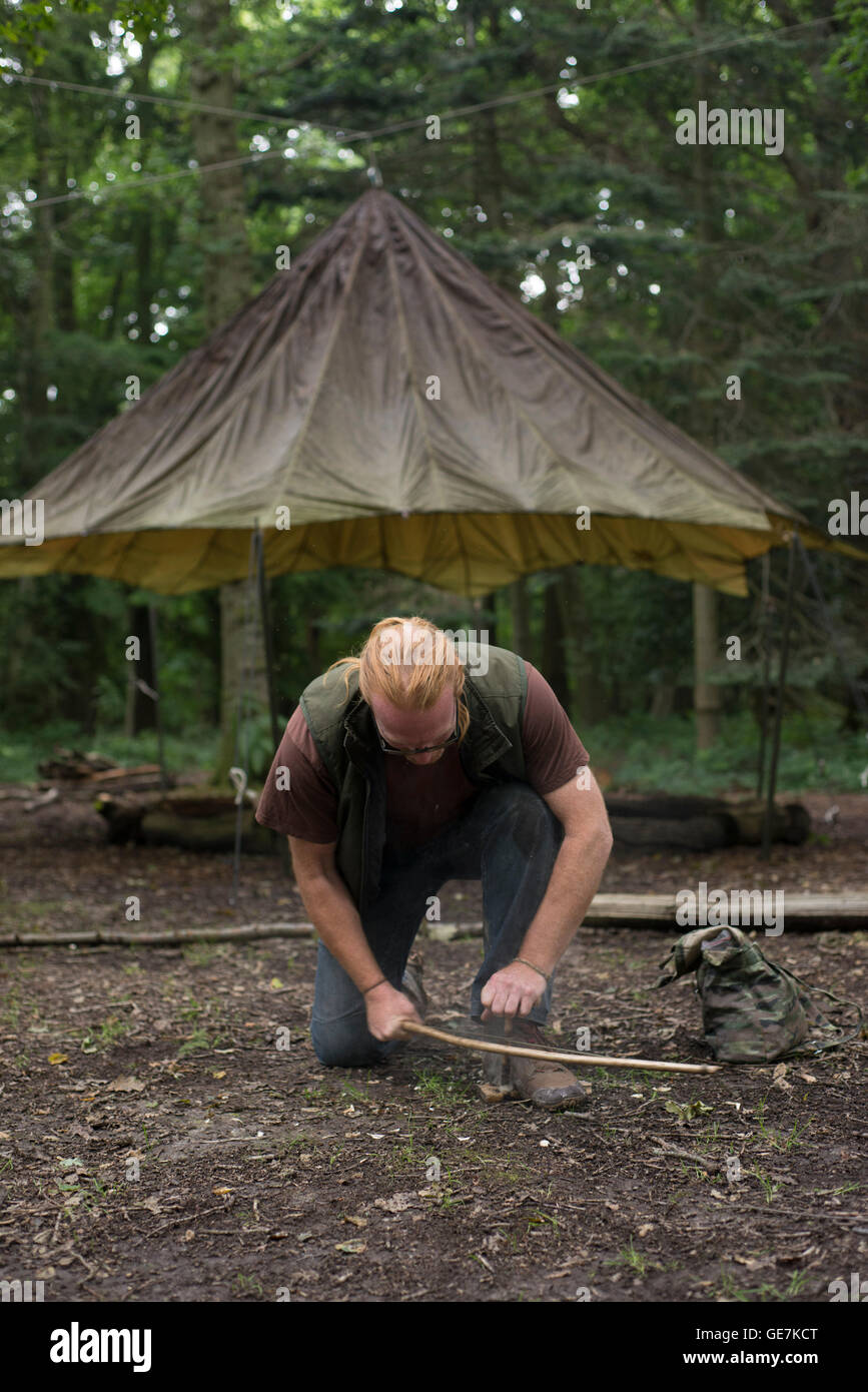 Wald, Holz, Natur, natürliche Leben des Landes, so dass Körbe, Survival-Ausrüstung, Schutz, Feuer, Forstarbeiten, Spaß Stockfoto