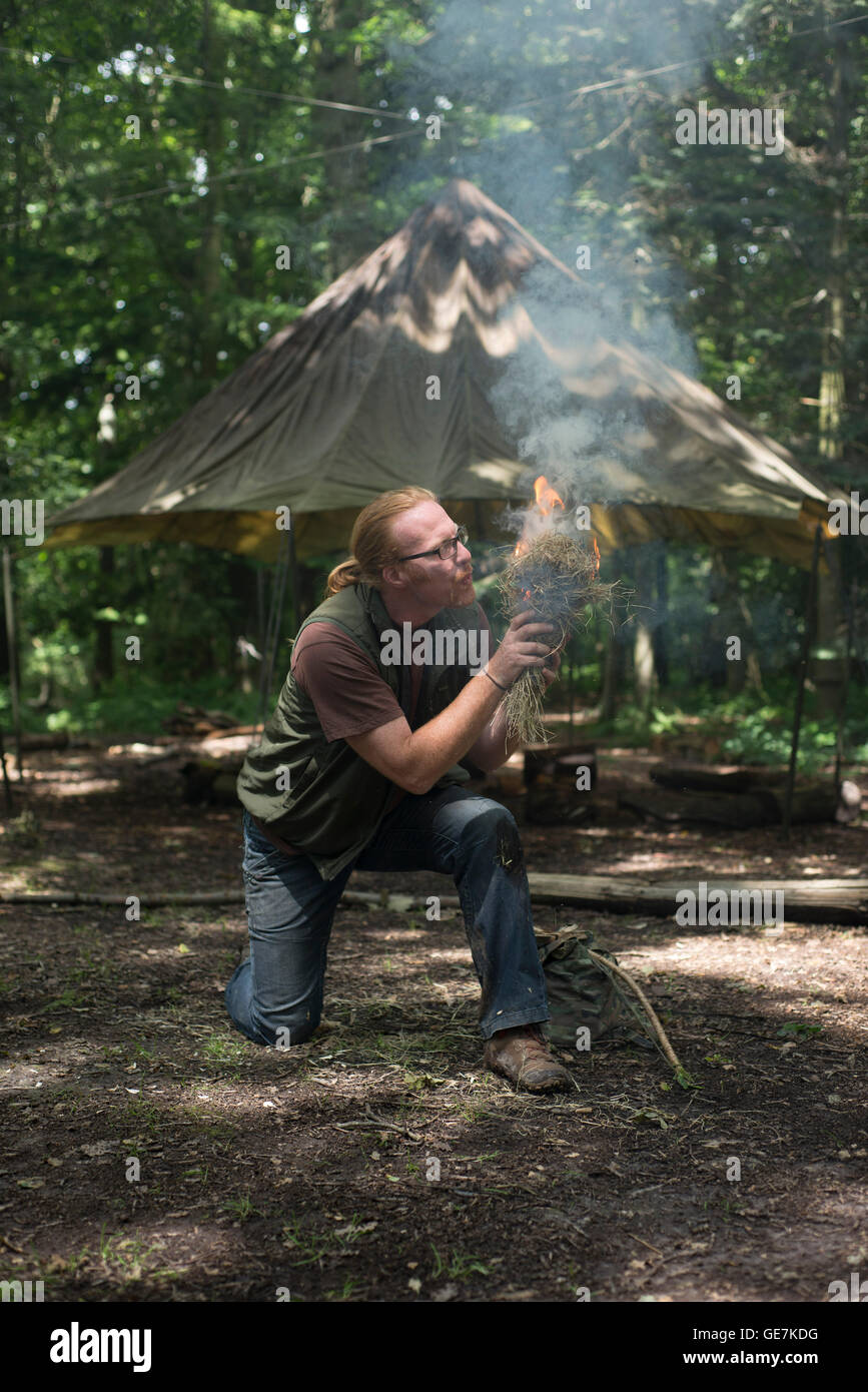 Wald, Holz, Natur, natürliche Leben des Landes, so dass Körbe, Survival-Ausrüstung, Schutz, Feuer, Forstarbeiten, Spaß Stockfoto