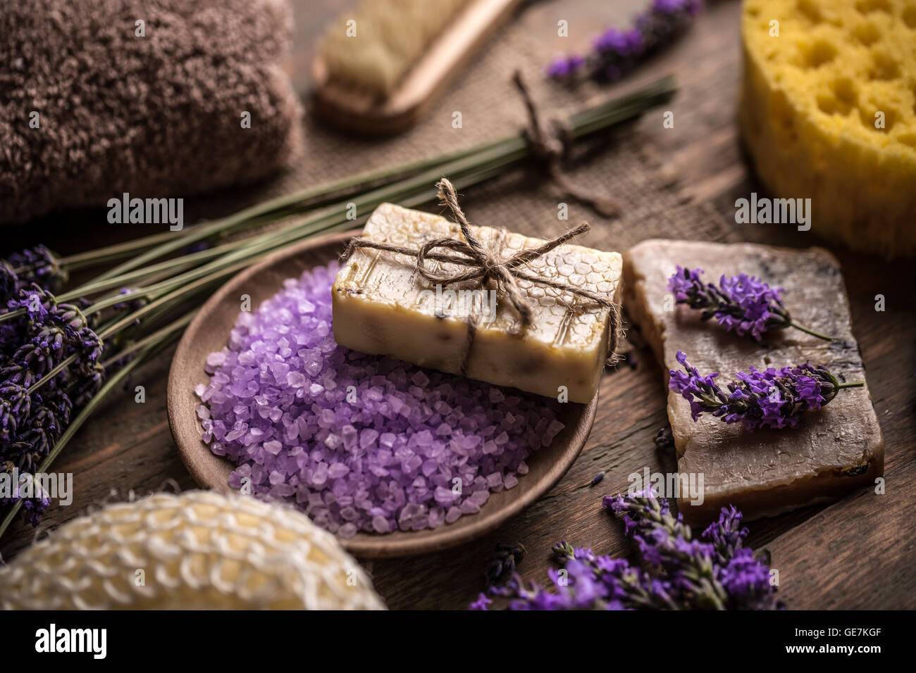 Stillleben mit Lavendel Salz, Seife und frischem Lavendel Blume Stockfoto