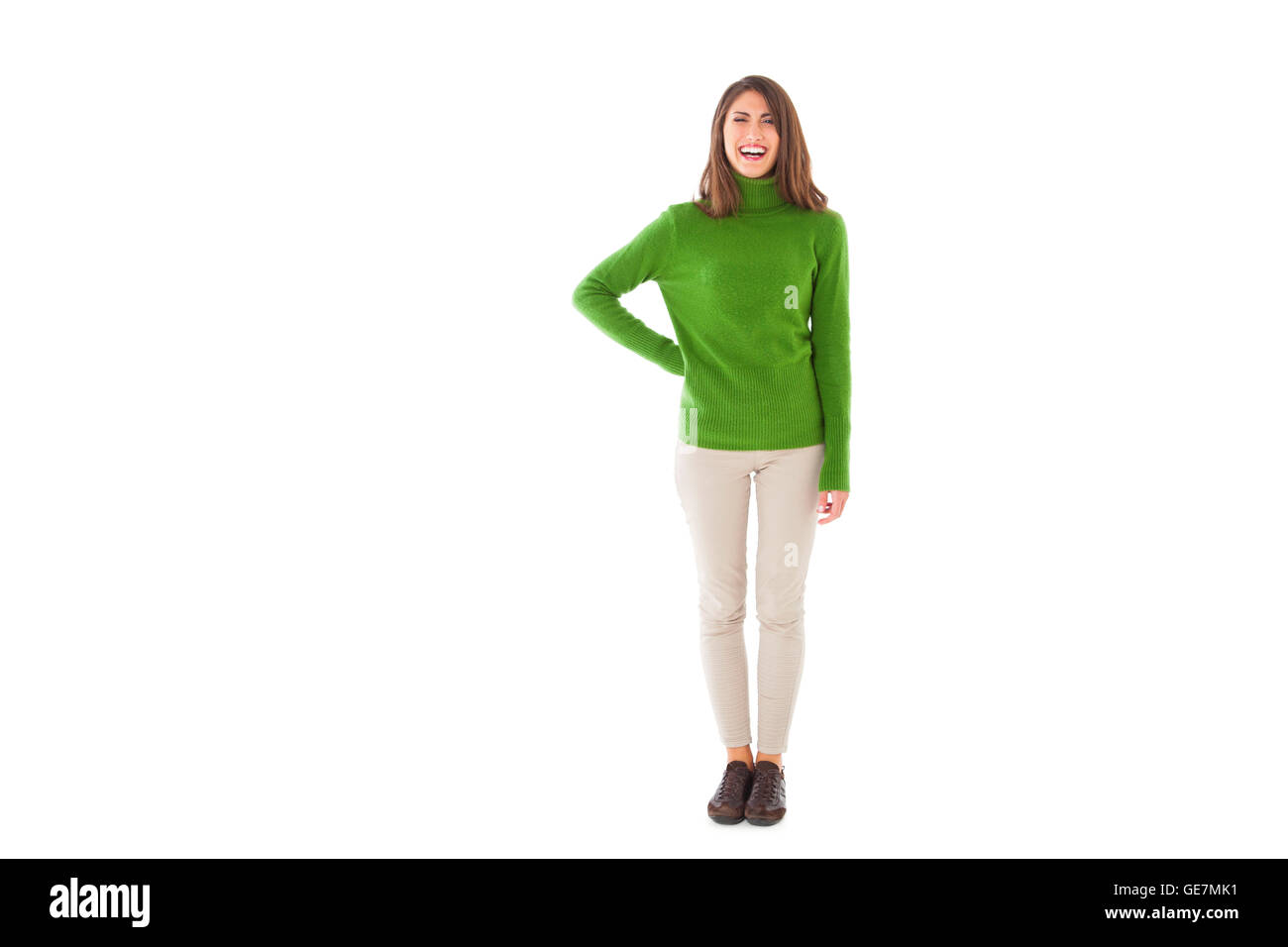 Gesamte Länge der lächelnde junge Frau. Schöne Frau ist das grüne Rollkragenpullover tragen. Sie steht isoliert auf weißem Rücken Stockfoto