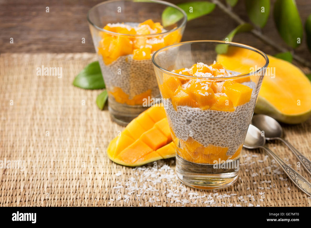 Chia Pudding mit Soja (Kokosnuss, Mandel) Milch und Mango Stücke in einem Glas (Vegan, glutenfrei) Stockfoto