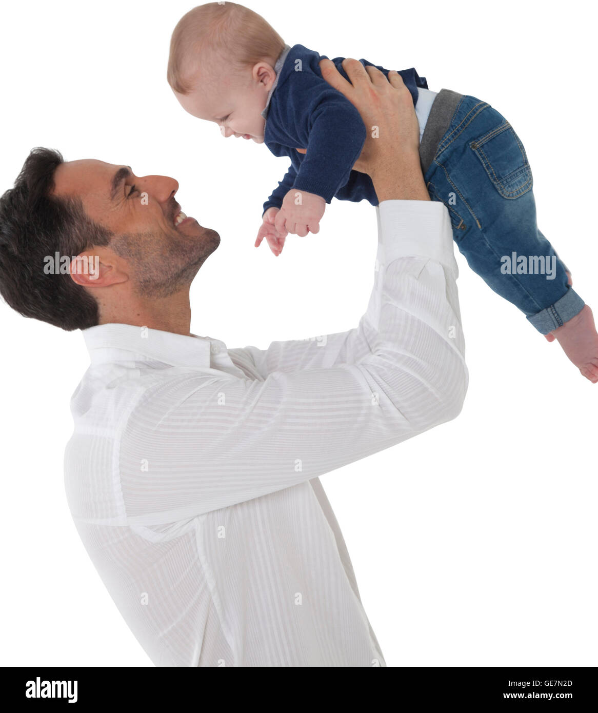 Seitenansicht der glückliche Vater spielen mit Baby junge jungen Mann mit Sohn Freizeitgestaltung sind beide in Casuals isoliert auf weiß Stockfoto