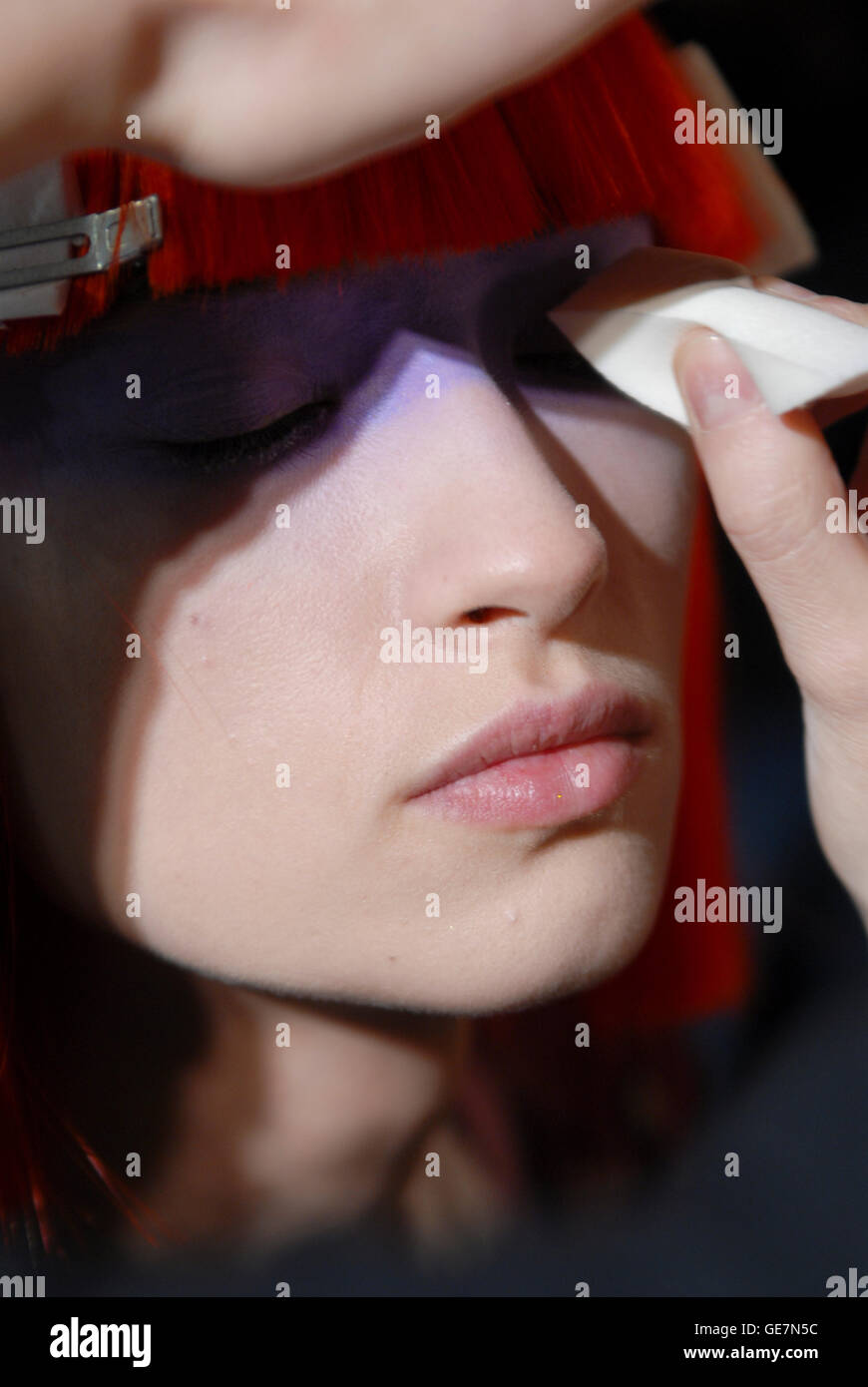 Modell mit Haar- und Make-up Geschehenzu Fashionweek backstage Stockfoto