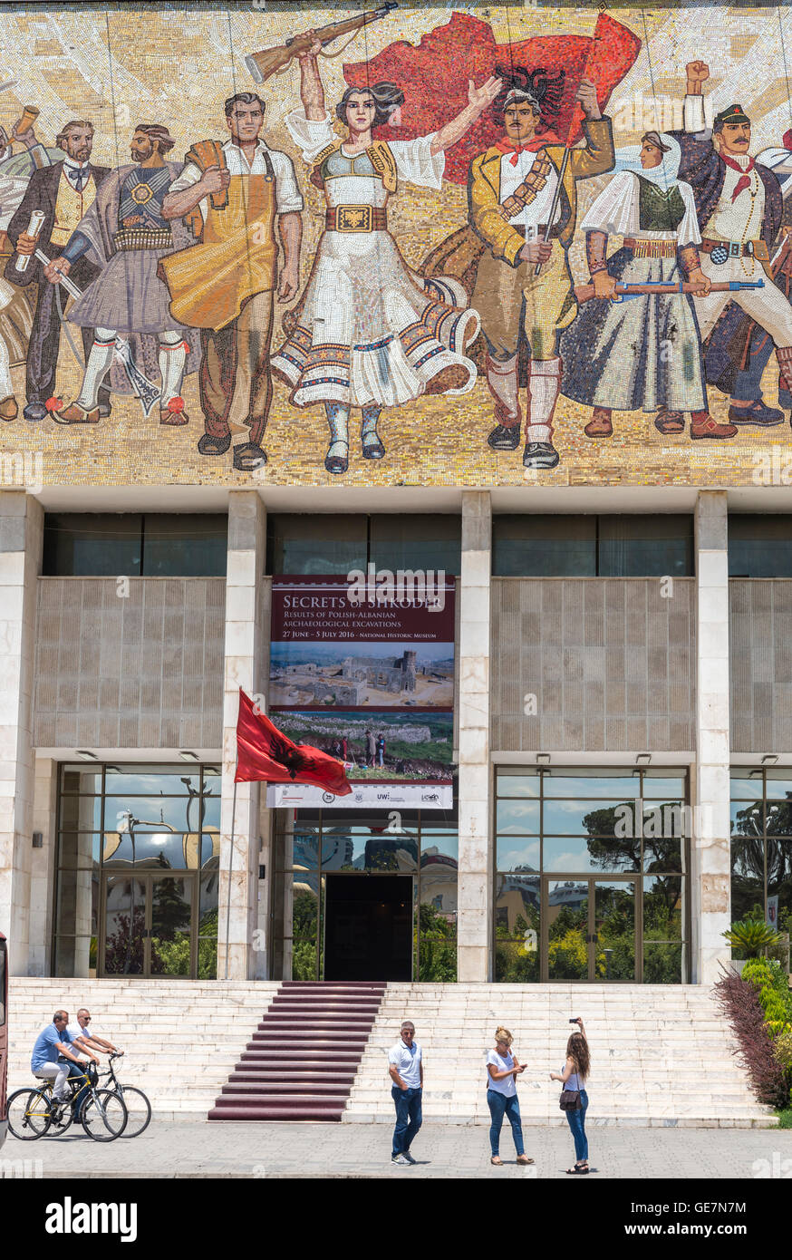 Das Mosaik Wandbild über dem Eingang in das nationale historische Museum am Skanderbeg-Platz, Tirana, Albanien Stockfoto