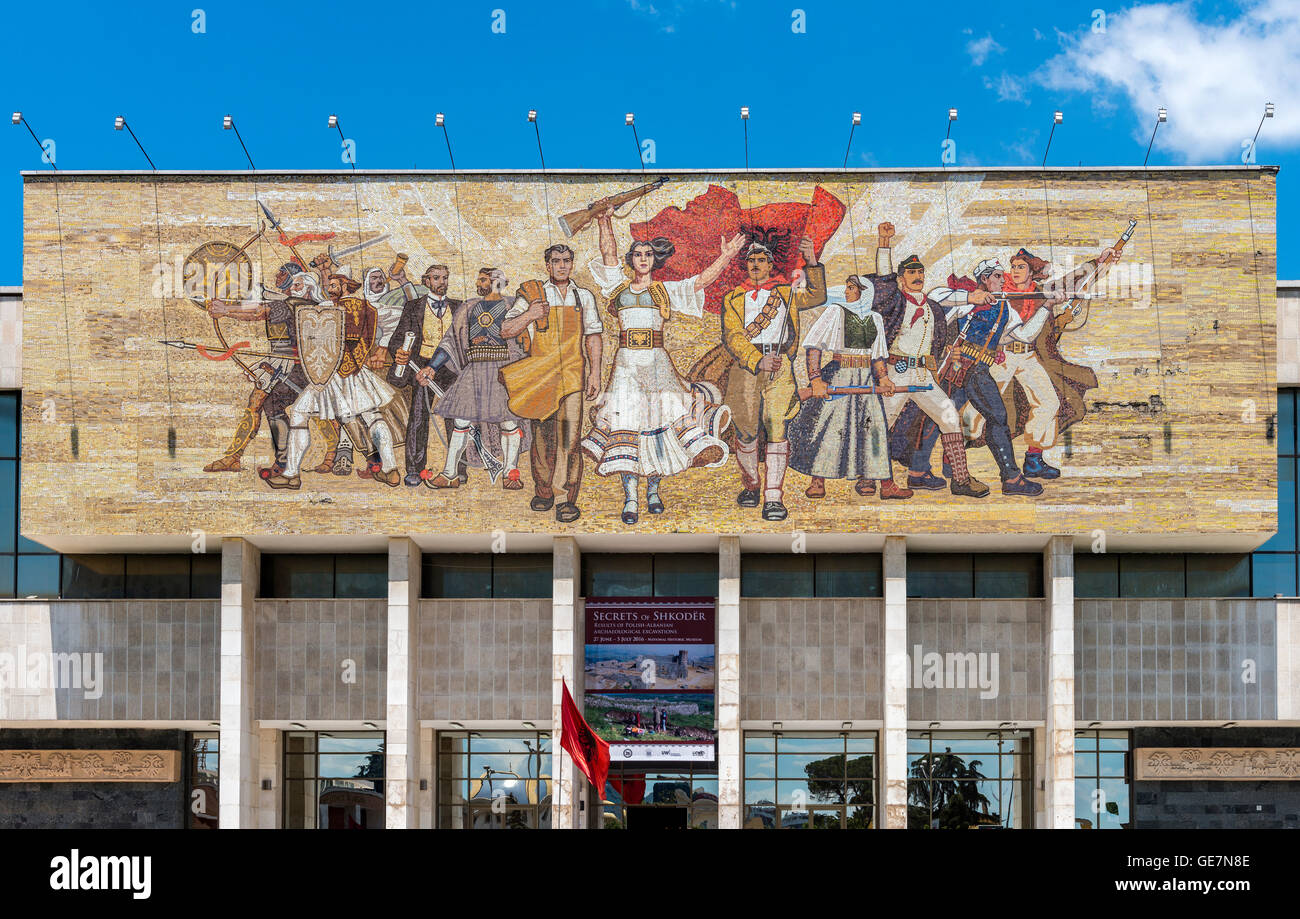 Das Mosaik Wandbild über dem Eingang in das nationale historische Museum am Skanderbeg-Platz, Tirana, Albanien Stockfoto
