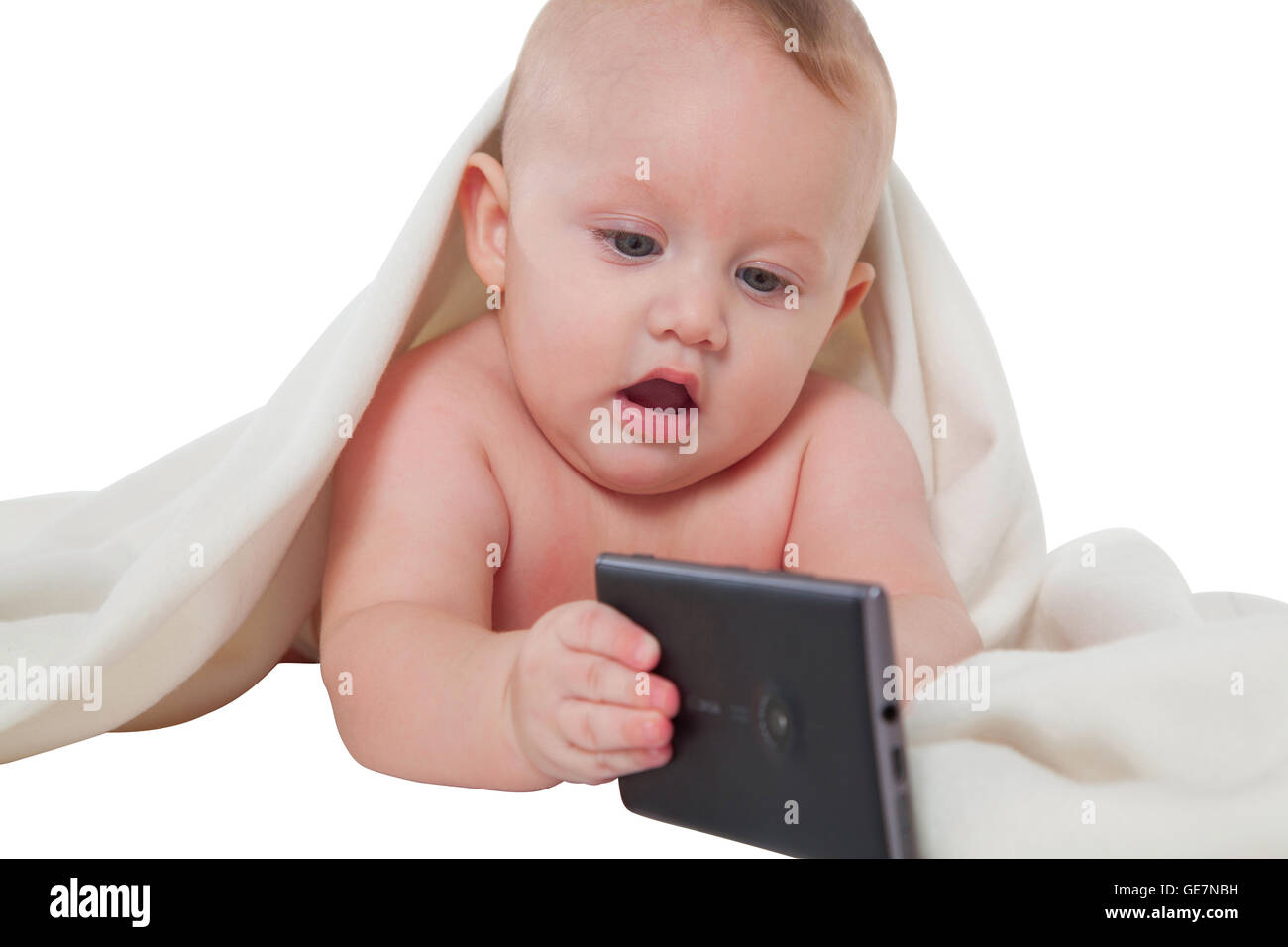 Ein Foto von niedlichen Baby junge spielt mit Handy Kleinkind ist unter Decke, er liegt isoliert auf weißem Hintergrund Stockfoto