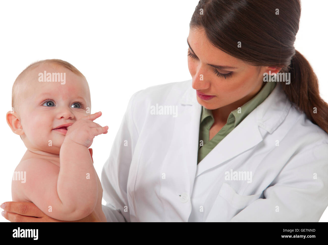 Ein Foto der Prüfungsabteilung jungen weiblichen Kinderarzt Arzt Überprüfung niedlichen Kleinkind sind sie isoliert auf weißem Hintergrund Stockfoto