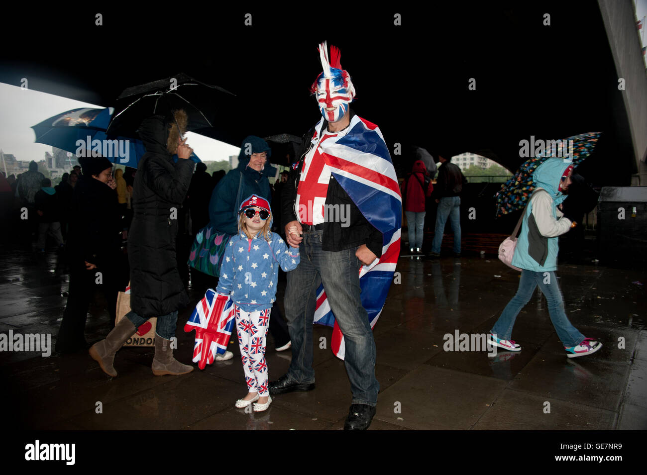 Vater und Tochter verkleidet für das Jubiläum auf der southbank Stockfoto