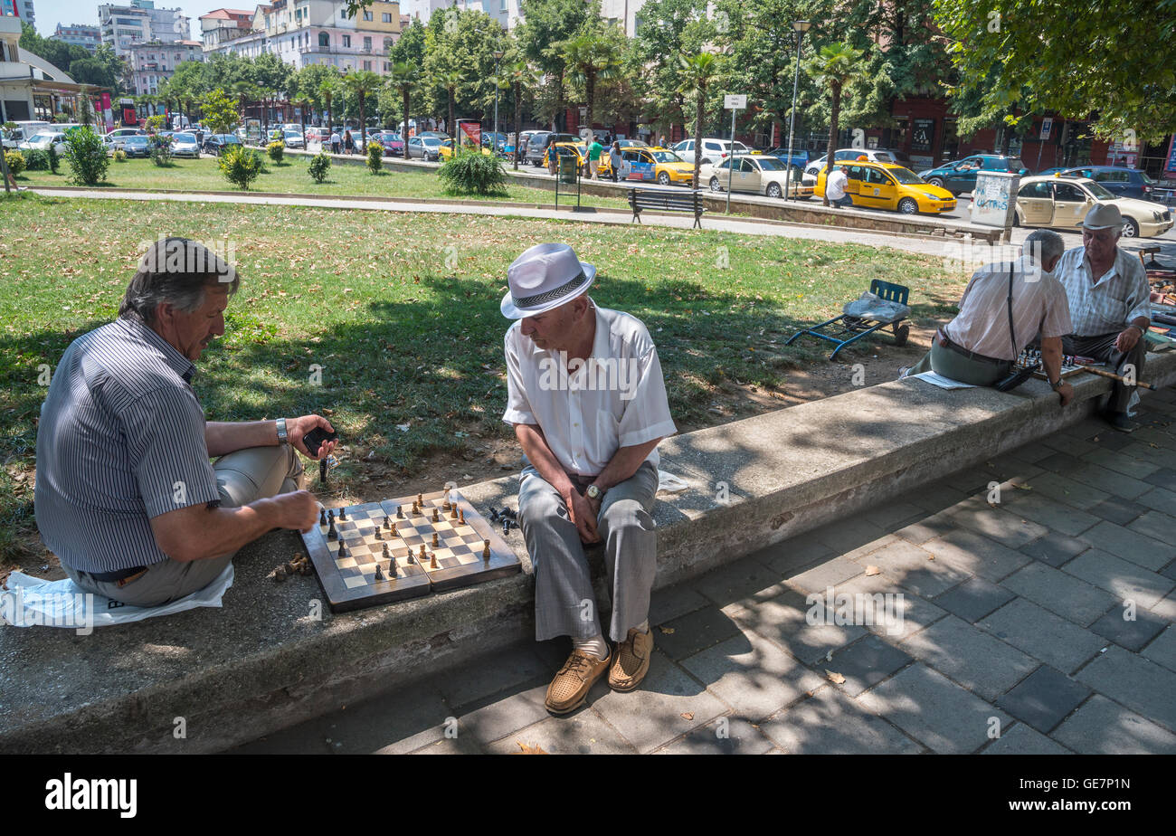 Spielen Sie Schach, ein beliebter Zeitvertreib in Albanien, am Rande des Rinia Park, Zentrum von Tirana, Albanien, Stockfoto