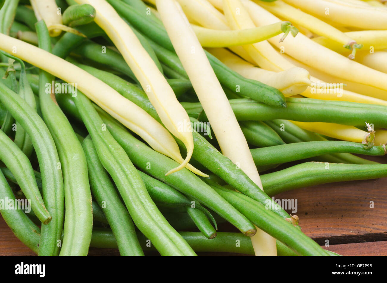 grüne und gelbe Bohnen auf Holztisch Stockfoto