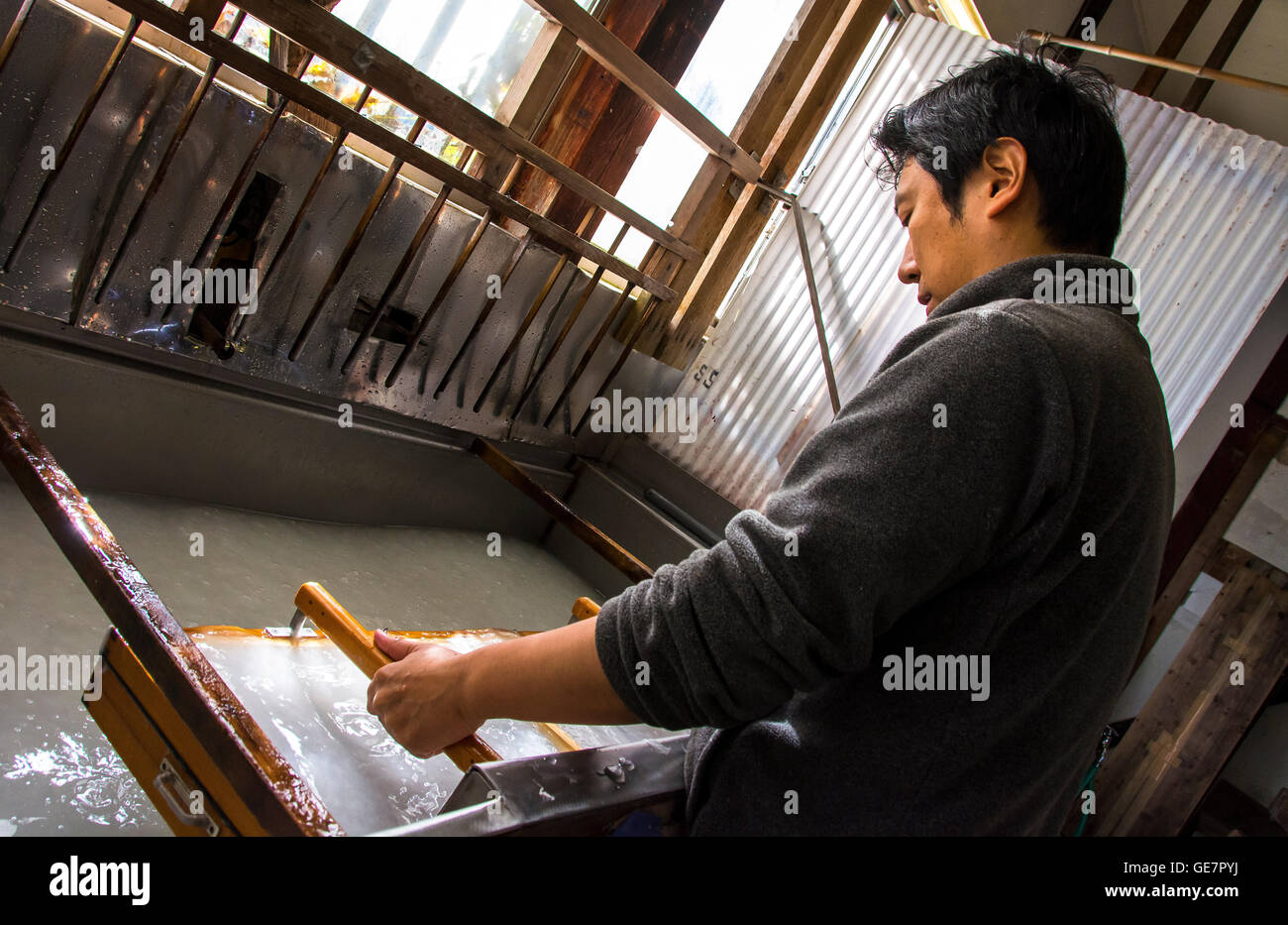 Die Papierherstellung Fabrik in Gokayama, Japan wo Papier Gokayama Washi Papier genannt besteht aus einer Mischung von Maulbeerbäumen Stockfoto