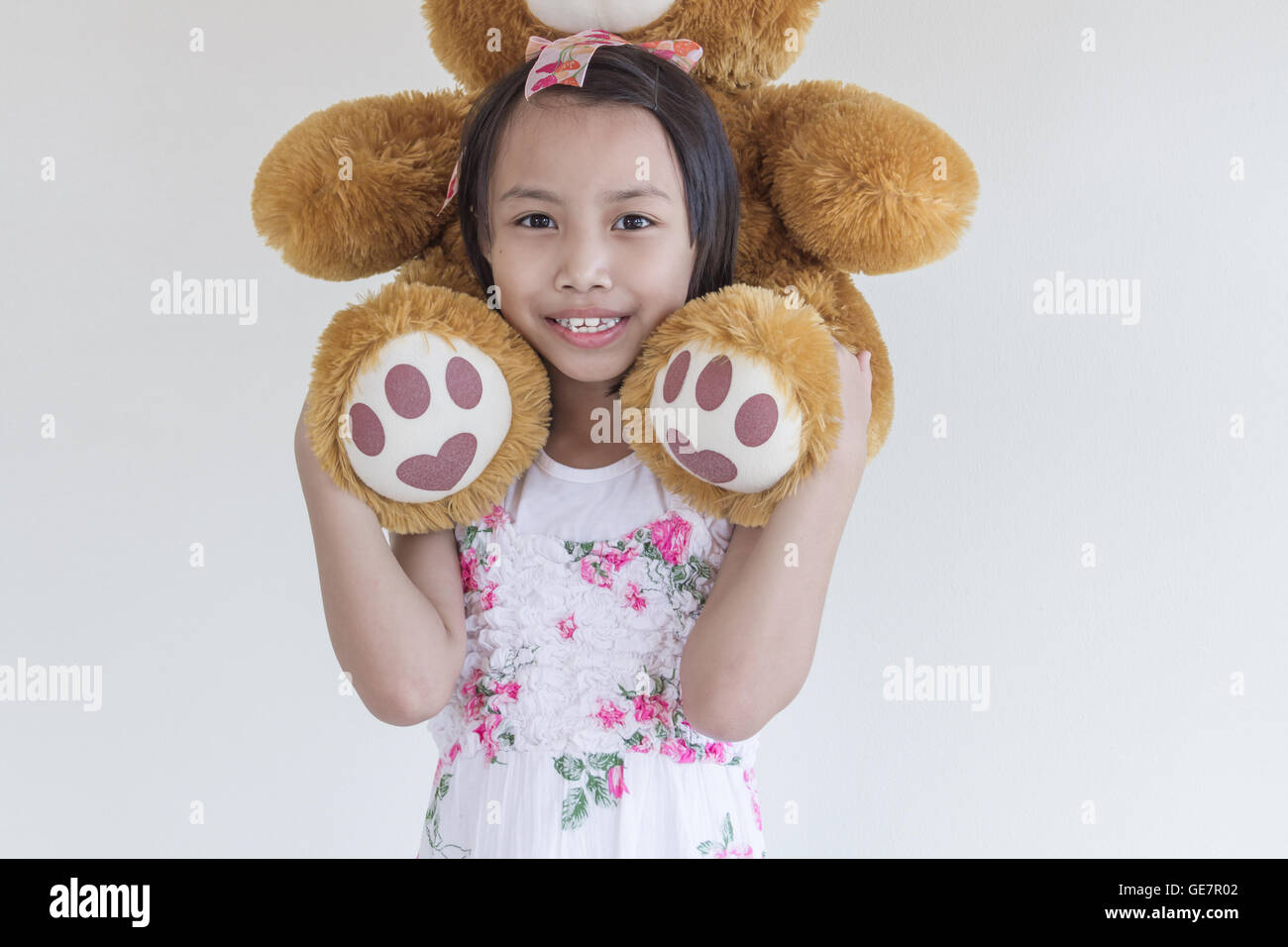 Schöne kleine asiatische Kinder Mädchen mit Bär Stockfoto