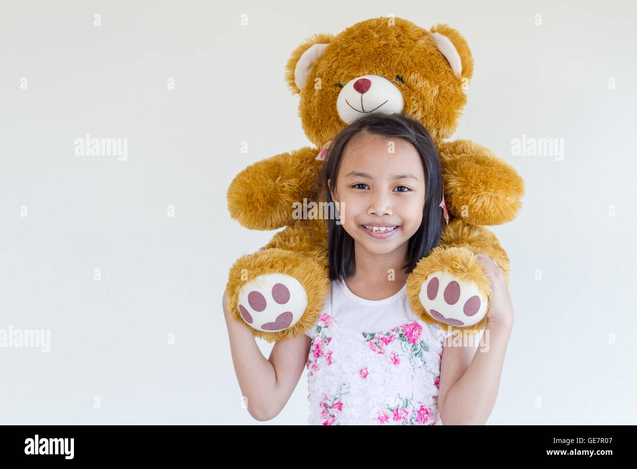 Schöne kleine asiatische Kinder Mädchen mit Bär Stockfoto