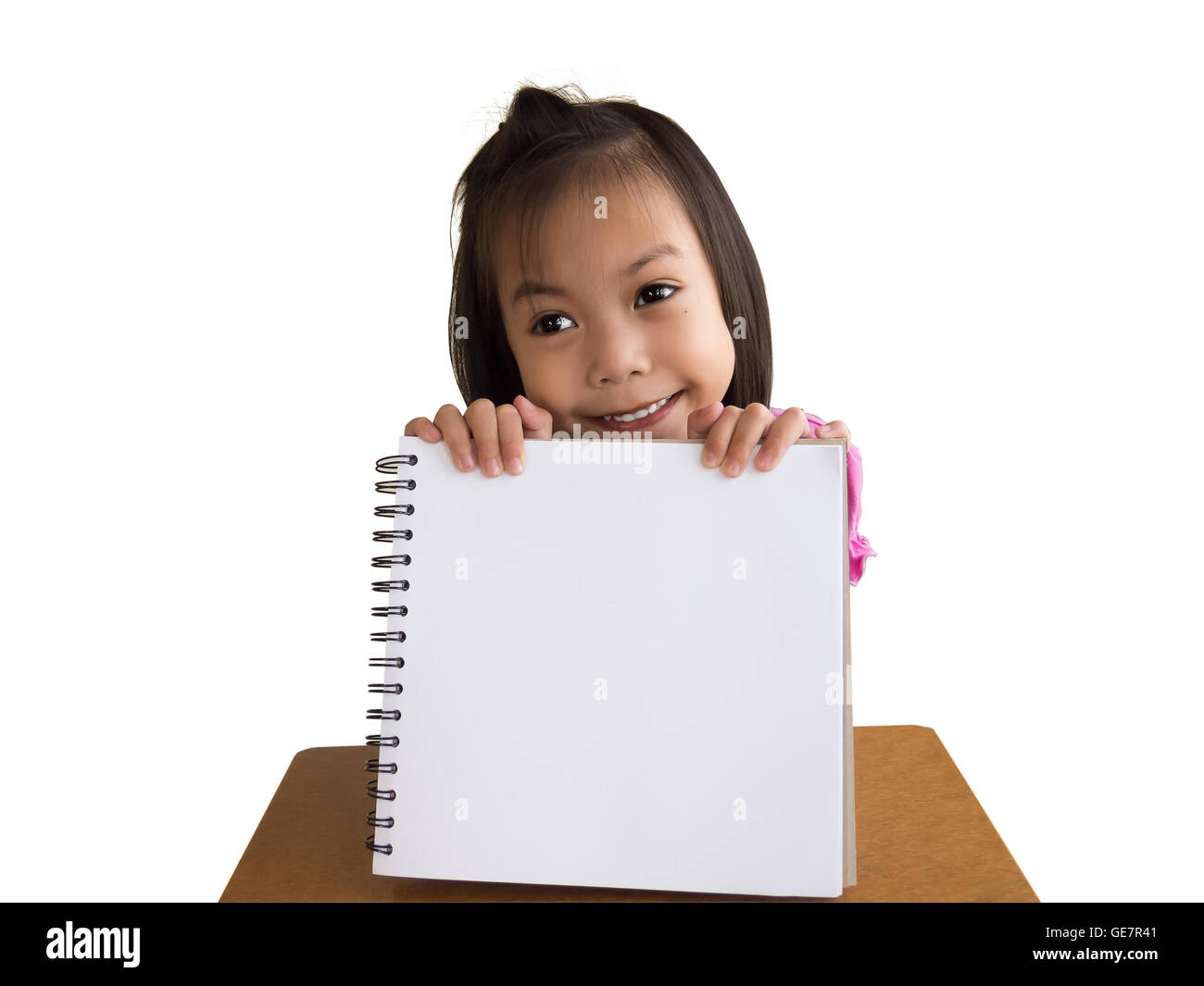 Nahaufnahme der entzückenden Kindern in Asien zeigen leere Arbeitsmappe auf weißem Hintergrund Stockfoto