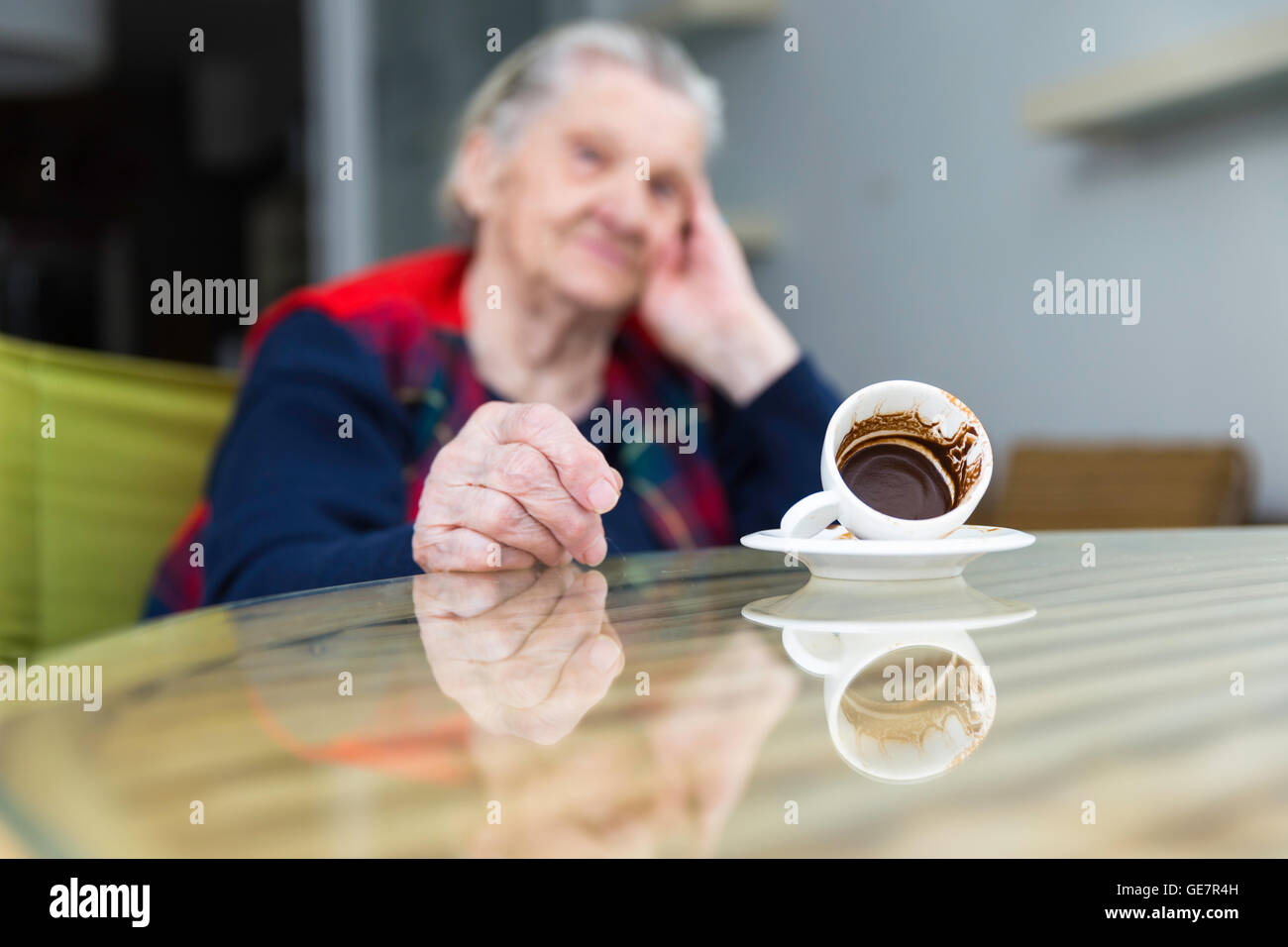 Eine Tasse türkischen Kaffee auf einem Glastisch mit senior Türkin Hintergrund unscharf Stockfoto