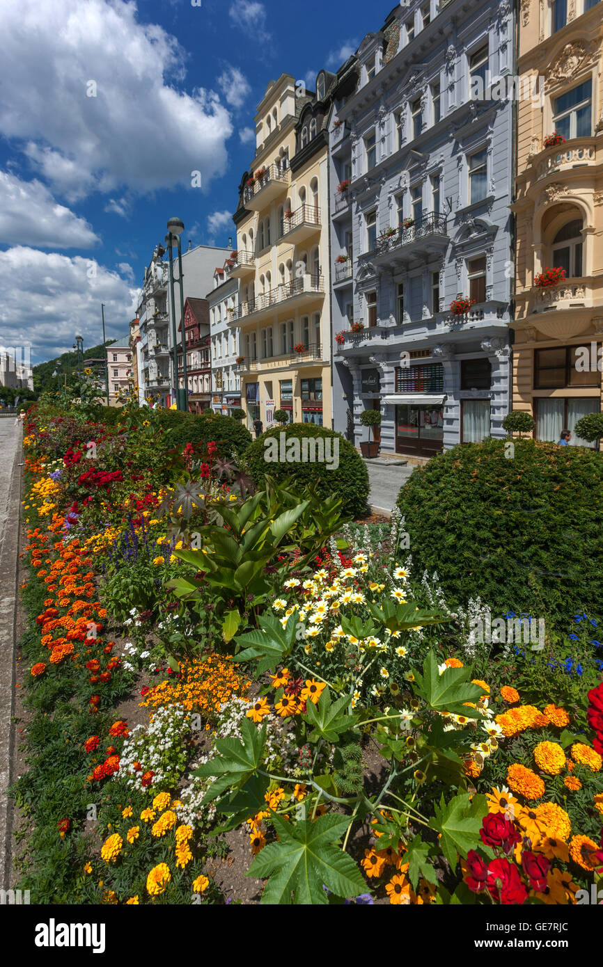 Riverside Walk mit Geschäften, Hotels und Restaurants, Karlovy Vary, Westböhmen, Tschechien Stockfoto