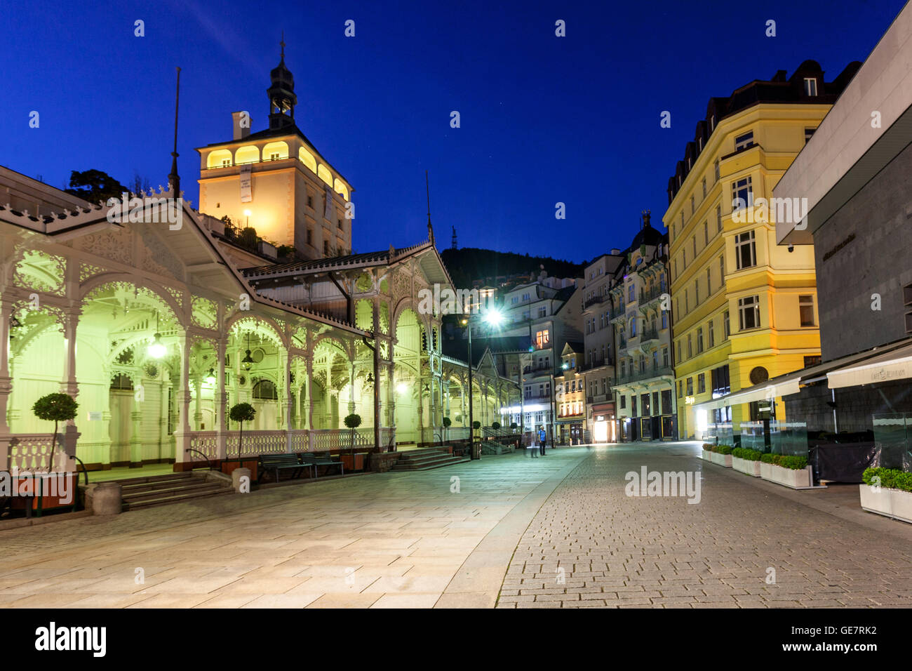 Lazenska Straße und Kolonnade, Schlossturm, Karlovy Vary, Westböhmen, Tschechien Stockfoto