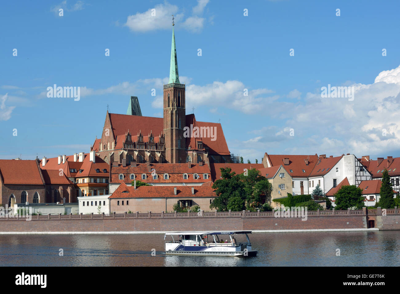 Blick über die Odra, die Dominsel mit der Heiligen Jungfrau Maria Kirche von Wroclaw - Polen. Stockfoto