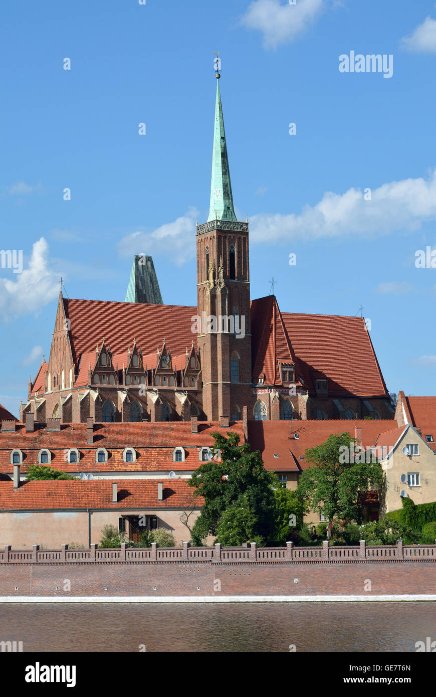 Blick über die Odra, die Dominsel mit der Heiligen Jungfrau Maria Kirche von Wroclaw - Polen. Stockfoto