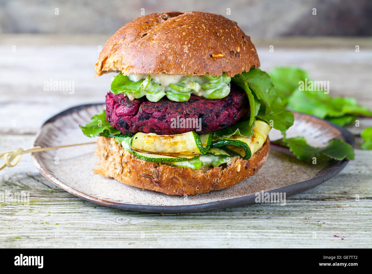 Vegetarische rote Beete und schwarzen Bohnen-Burger mit gegrillten Zucchini und Bohnen Stockfoto