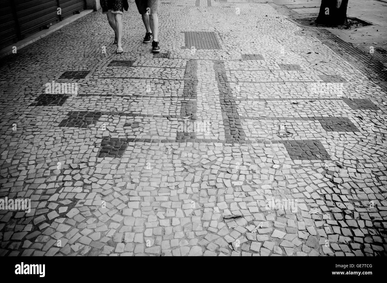 Gehen Sie mit Zeichnungen von Musiknoten bei Rio Branco Avenue, Rio De Janeiro, Brasilien. Stockfoto