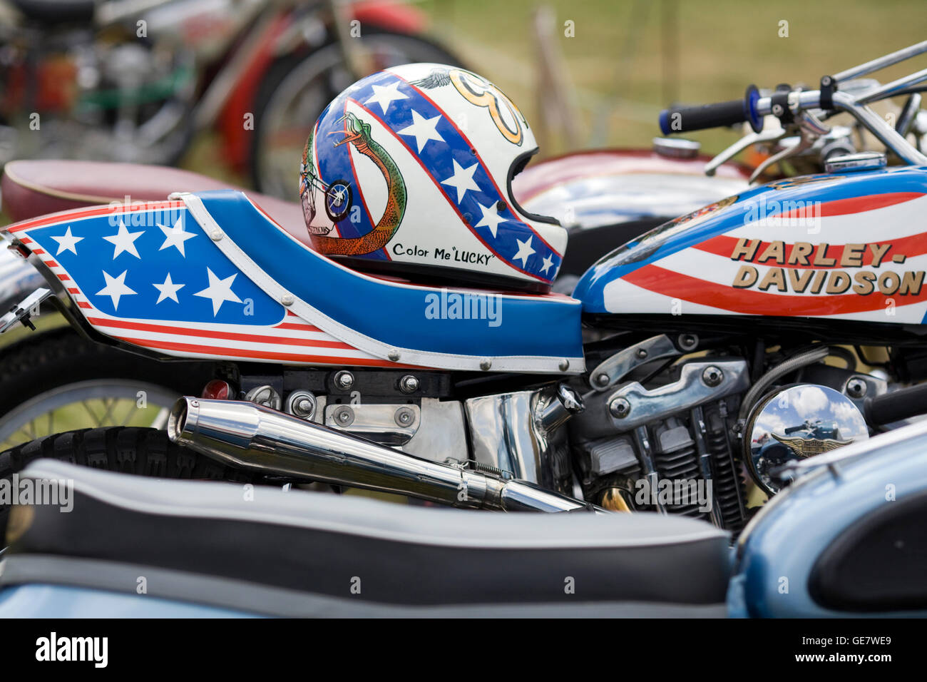 Stars And Stripes Motorradhelm auf einer Harley Davidson Motorrad Stockfoto