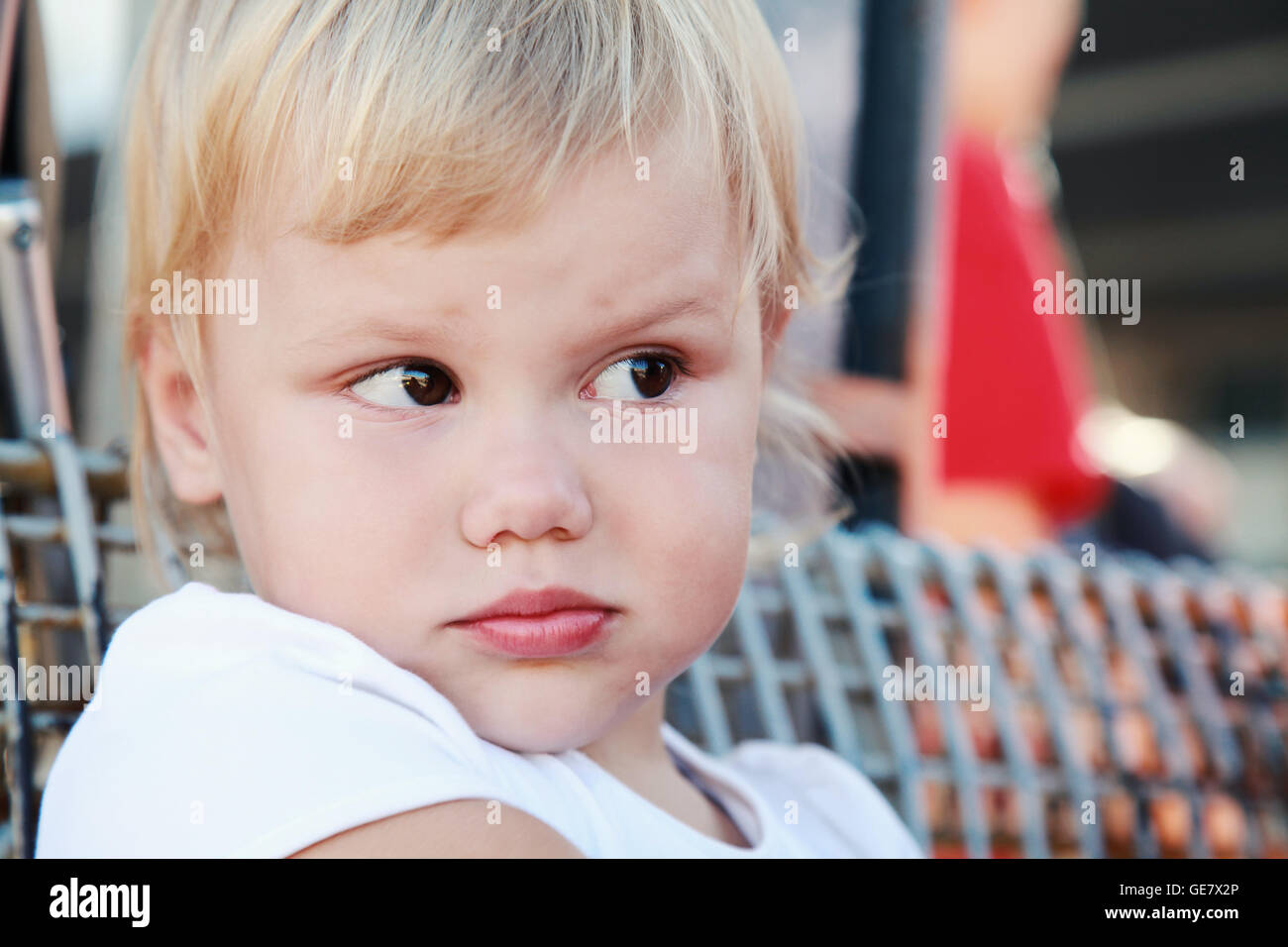 Outdoor-Nahaufnahme Portrait von unzufrieden niedliche kaukasischen blonde Babymädchen Stockfoto