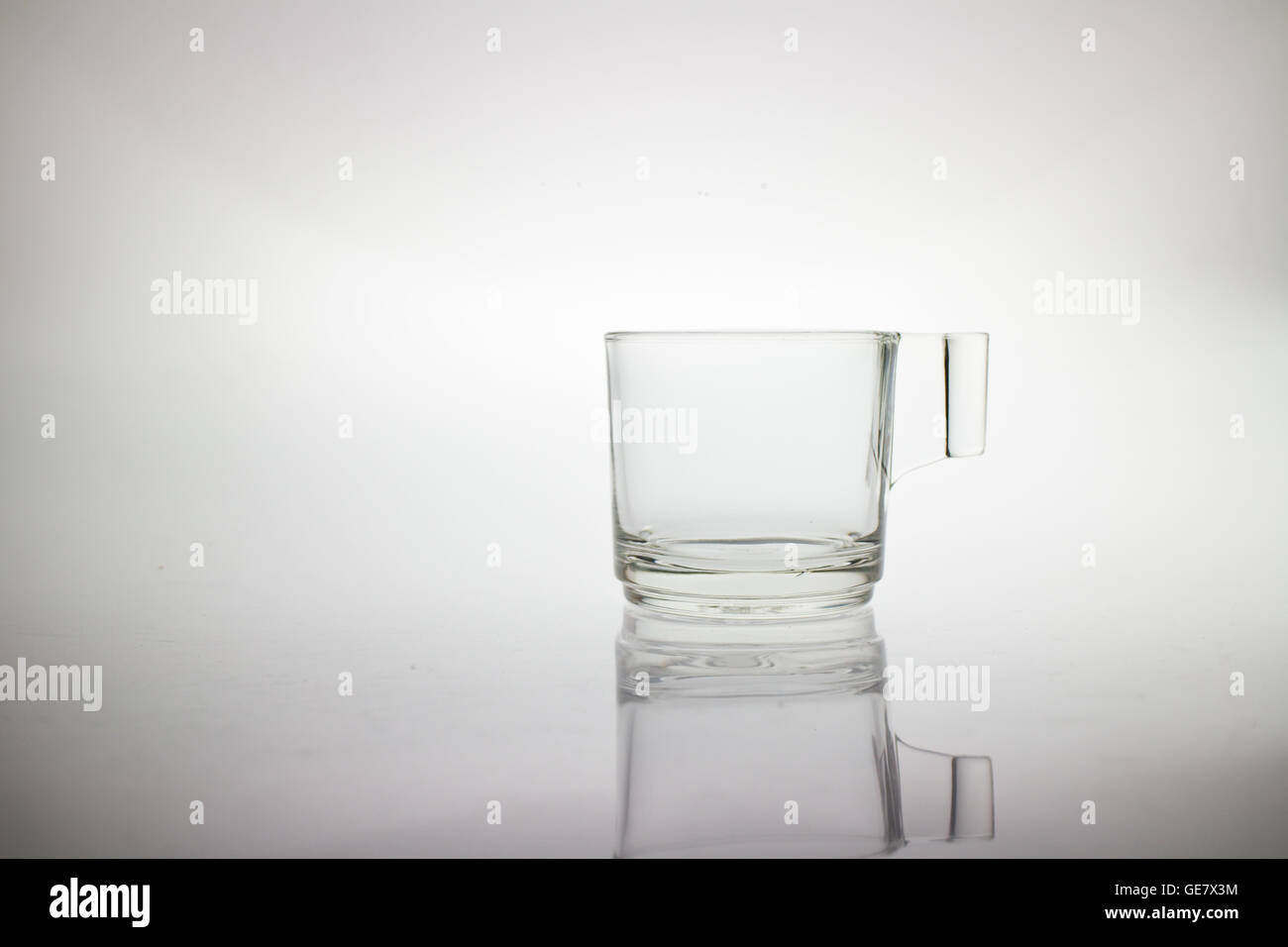 Glasschale mit Griff auf weißem Hintergrund Stockfoto