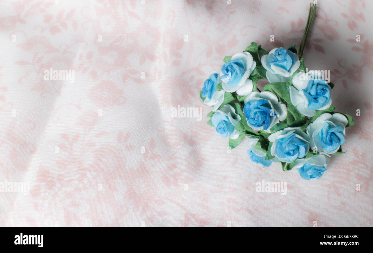 blaue Blumenfarbe auf rosa Hintergrundmuster Stockfoto