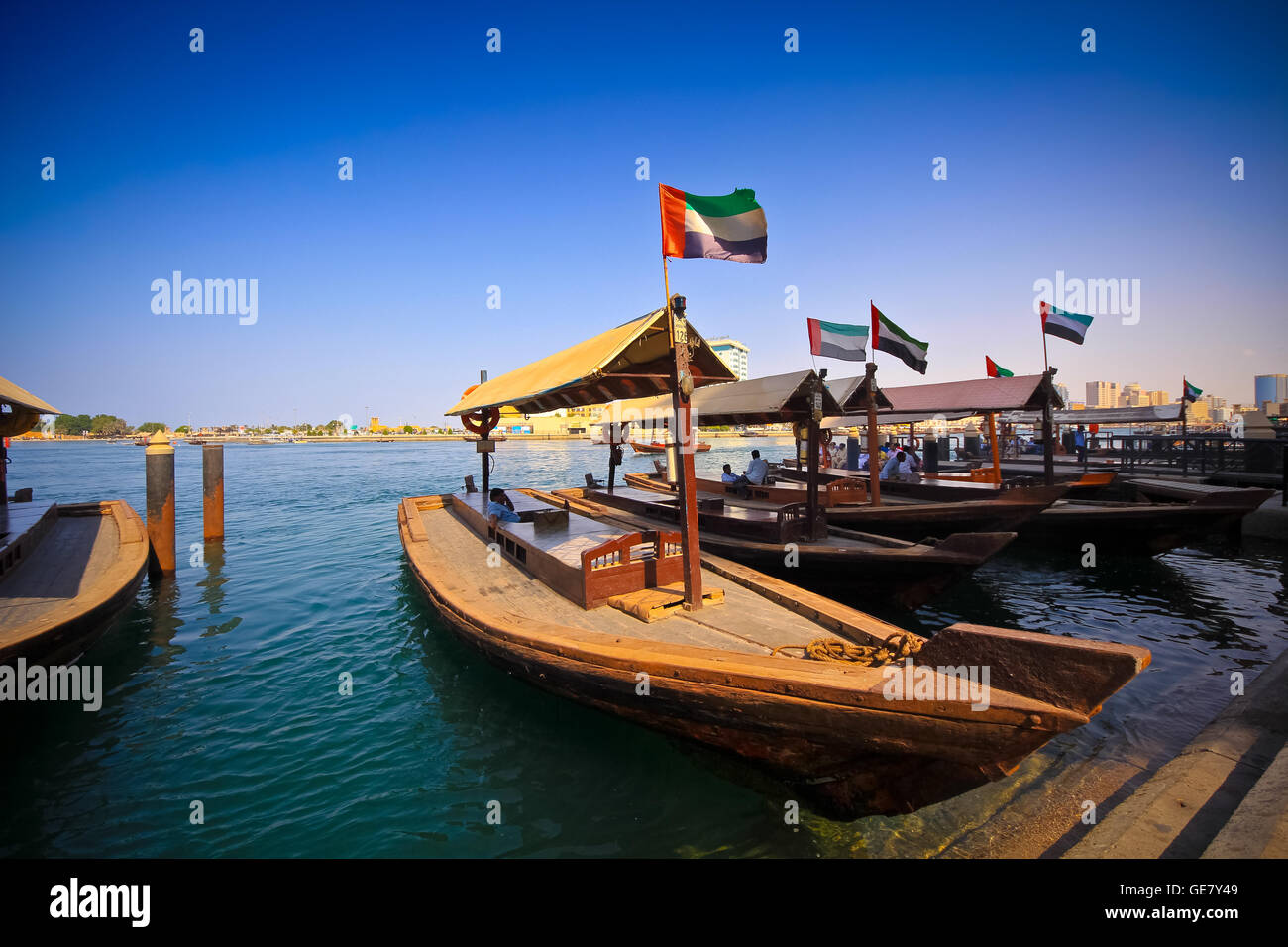 Traditionelle arabische Boote, Abras oder entlang des Dubai Creek in Deira, alte Dubai, Vereinigte Arabische Emirate festgemacht. Stockfoto