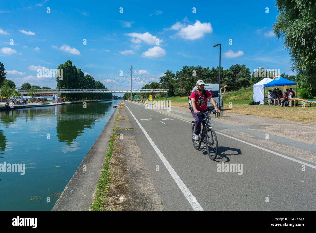 Bobigny, Frankreich, Franzosen Radfahren im Park in der Nähe des L'Ourcq Canal, Pariser Vororte, Pfad, seine saint denis, Fahrradweg Paris Stockfoto