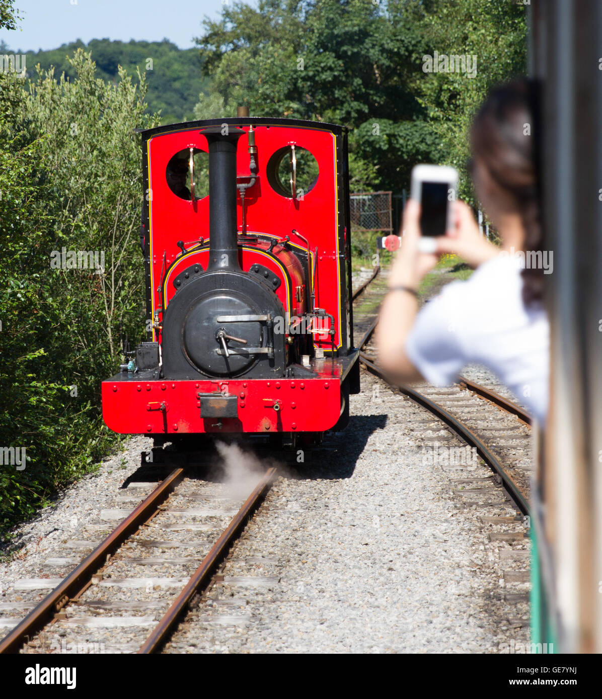 Soziale Medien Fotografie in Llanberis Lake Railway North Wales. Ein Passagier nimmt ein Handy-Foto, Hashtag Instagram, Facebook und Twitter. Stockfoto