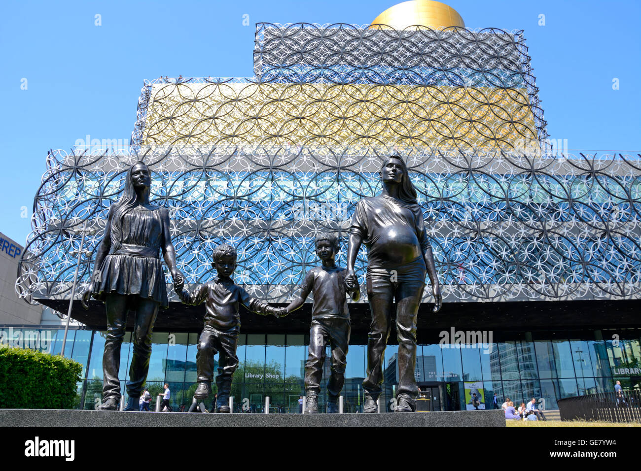 Die Library of Birmingham mit A Real Birmingham Familie Statue im Vordergrund im Centenary Square, Birmingham, England, UK. Stockfoto