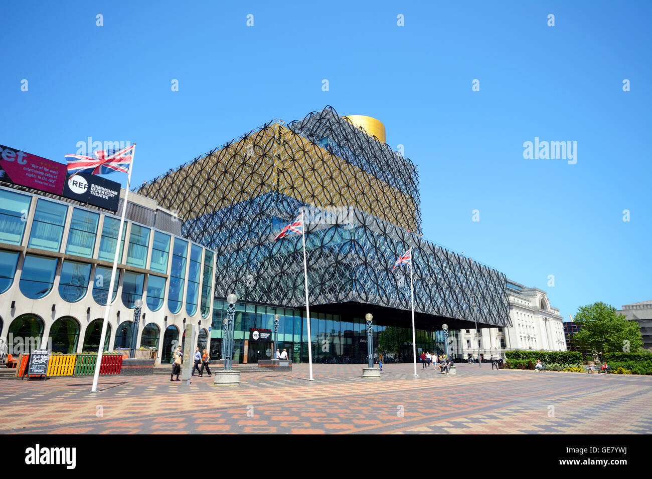 Vorderansicht der Library of Birmingham mit dem Rep auf der linken Seite in Centenary Square, Birmingham, England, Vereinigtes Königreich, Europa. Stockfoto