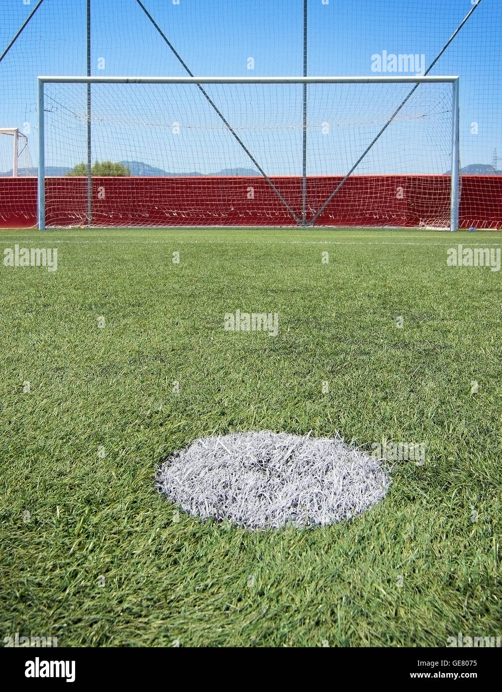 Leere Fußball Fußball Ziel und weißen Punkt in Kunstrasen Details. Stockfoto