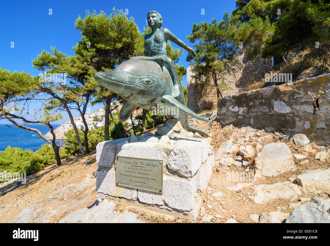 Junge auf einem Delphin Statue, ein Bronze Kunstwerk basiert auf dem Film mit dem gleichen Namen verfilmt hier 1957 Hydra-Insel, Griechenland Stockfoto