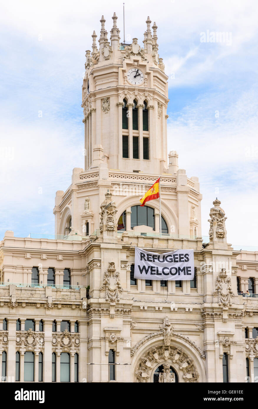Flüchtlinge Willkommen Poster drapiert über die Fassade des Palacio de Cibeles, jetzt Haus von Madrid City Hall, Madrid, Spanien Stockfoto