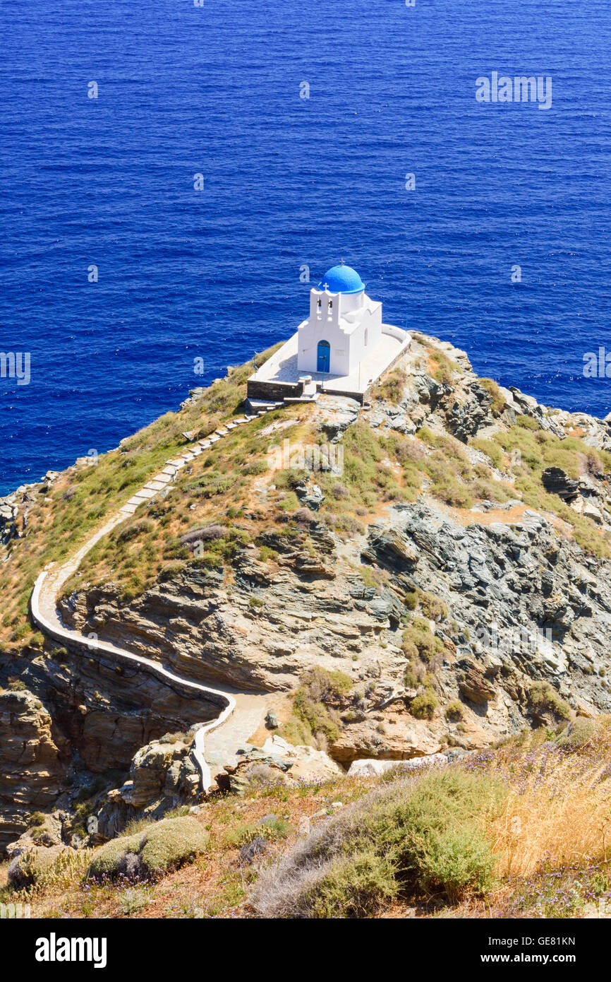Weiß getünchte blau gewölbte Kirche der sieben Märtyrer, Sifnos Insel, Griechenland Stockfoto