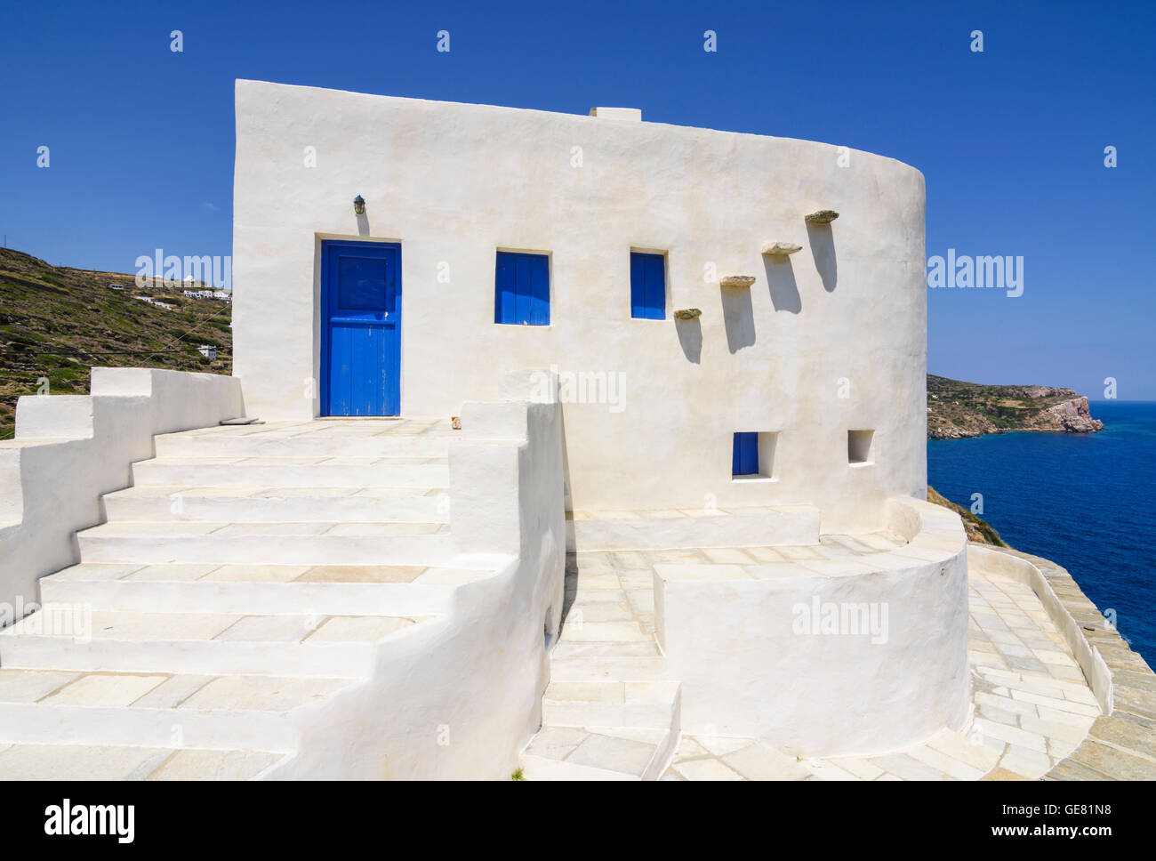 Traditionell weiß getünchten Kykladenhaus mit Blick auf das Ägäische Meer auf der Insel Sifnos, Kykladen, Griechenland Stockfoto