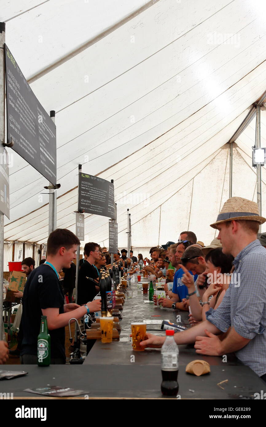 Festivalbesucher Warteschlange für einen Drink im Real Ale Bierzelt auf dem Bluedot-Festival statt, bei Jodrell Bank in der Nähe von Manchester, UK-Engl Stockfoto