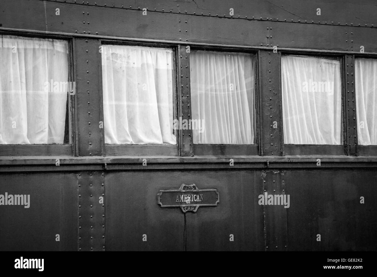 Ein verwitterte & Vintage Zug Pkw mit weißen Vorhängen, die amerikanischen Autos der Marke scheint geheimnisvoll schwarz & weiß Stockfoto