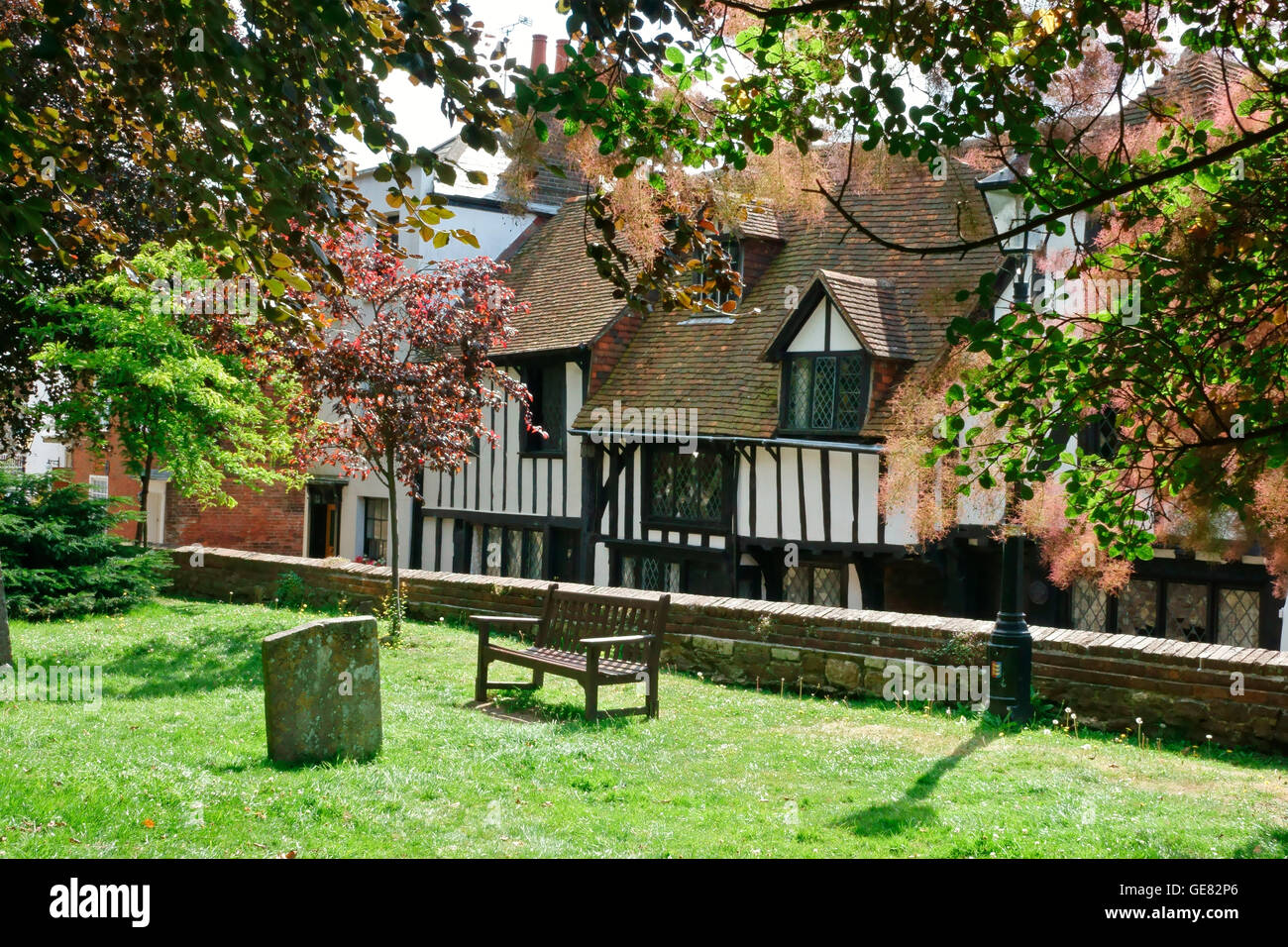 Historische mittelalterliche Fachwerkhäuser rund um die Kirche in Church Square, Rye, East Sussex, England, Vereinigtes Königreich, Großbritannien, GB Stockfoto