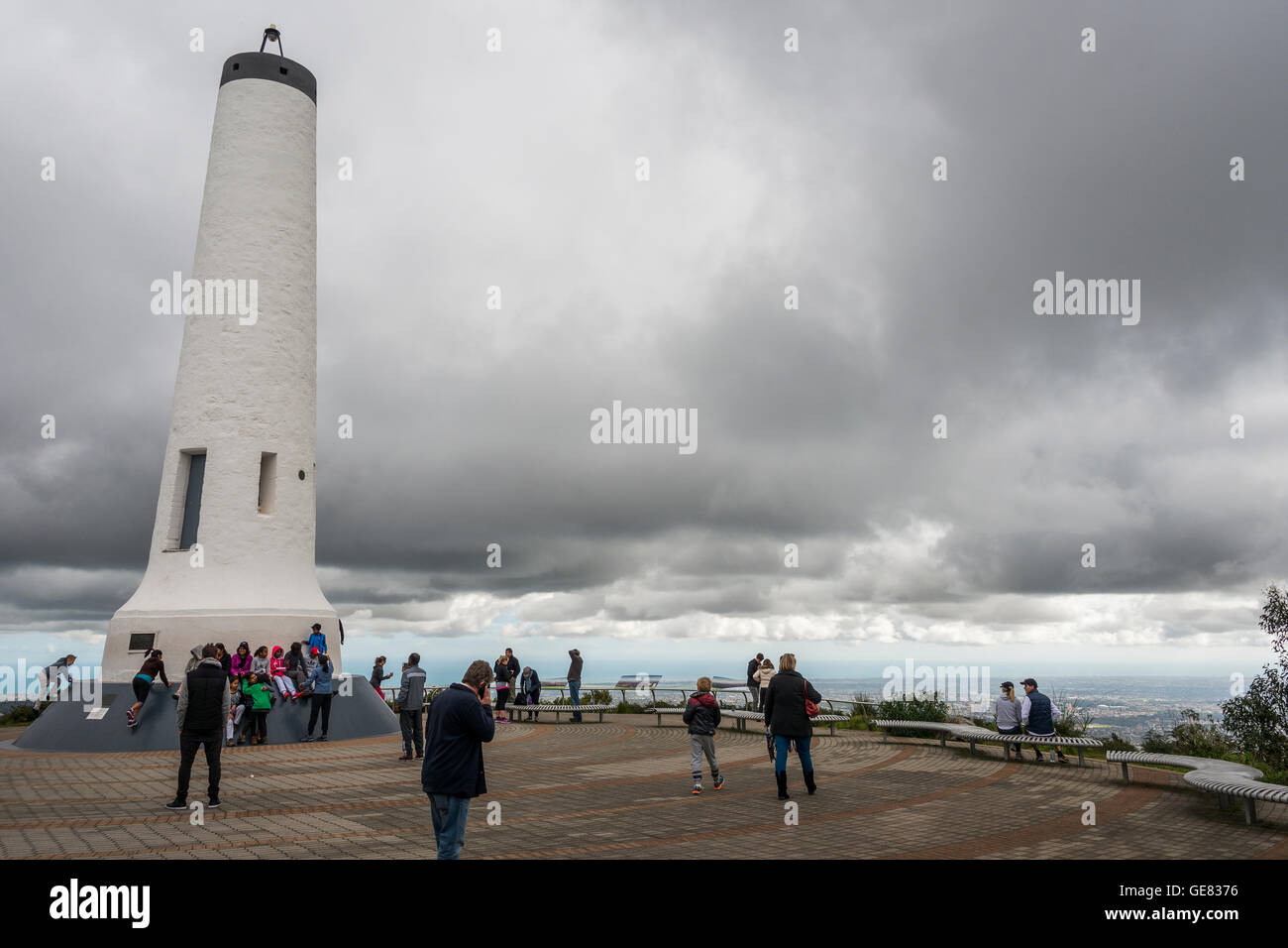 Die Ansicht von Adelaide aus The Gipfelrestaurant, Cafe und Funktion Zentrum mit Matthew Flinders Obelisk. Stockfoto