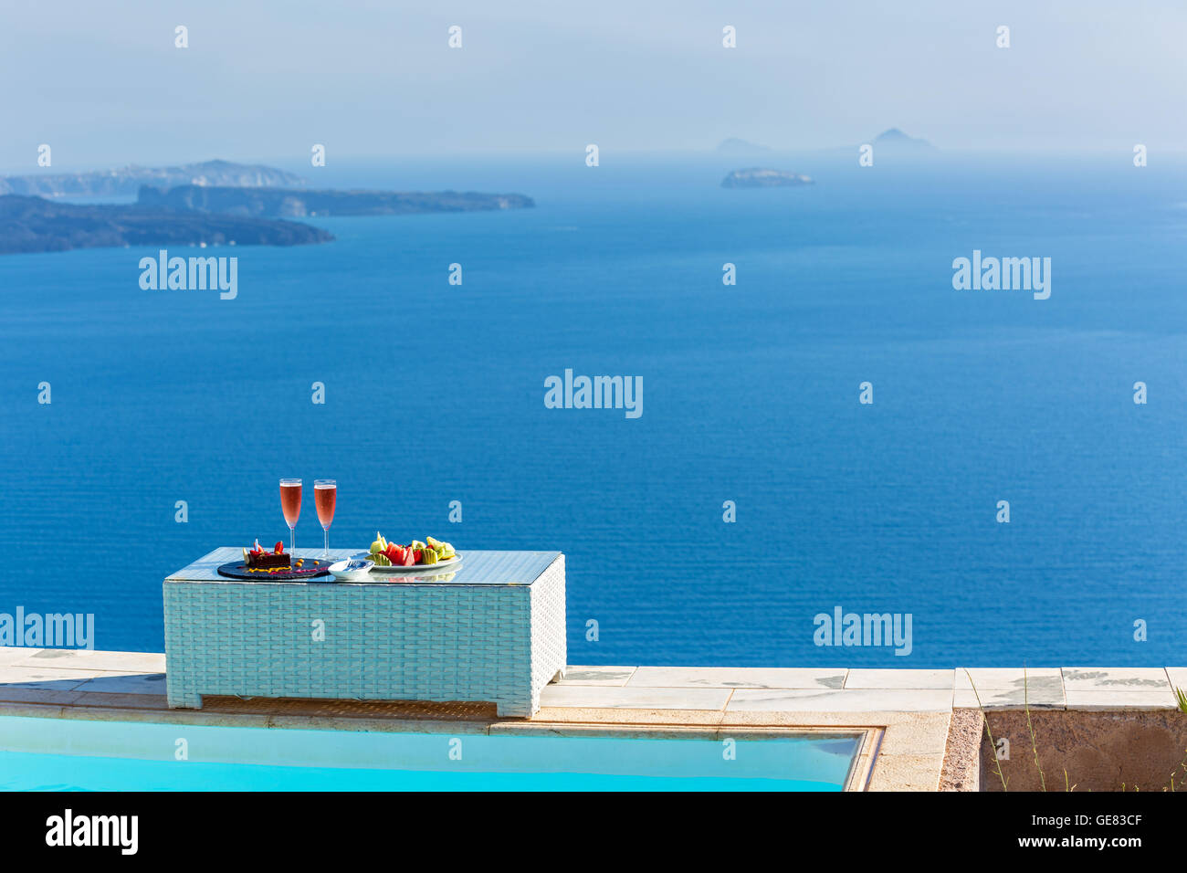 Wein und Obst für zwei am Strand, Santorini, Griechenland Stockfoto