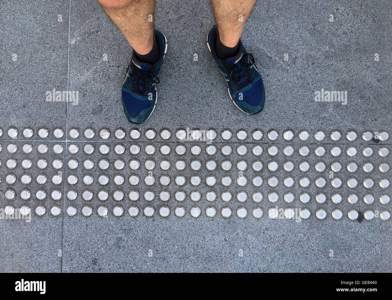 Straße Boden Beschilderung für blinde Menschen Stockfoto