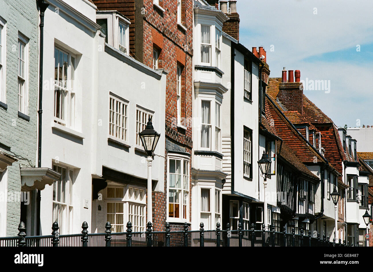 Alte Häuser in Hastings High Street, East Sussex, Großbritannien Stockfoto